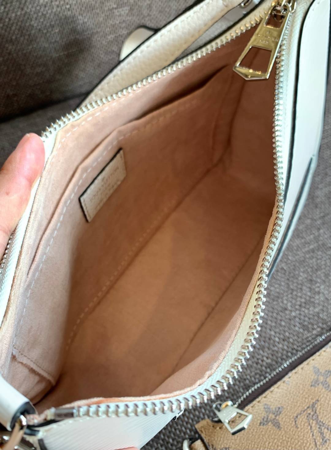 VIP 🥂 LOUIS VUITTON MARELLR EPI LEATHER รุ่นนี้ลายหนังเป็นลายไม้ มีโลโก้แบรนด์แบบฉลุด้านหน้า มาพร้อมกระเป๋าใบลูกแบบซิปจัดเก็บได้ตรงช่องด้านหน้า สามารถถอดออกแยกใช้งานได้ต่างหากนะคะ เปิดปิดกระเป๋าแบบซิป ภายในโล่ง สามารถใส่กระเป๋าเงินใบยาวได้;ของจุกจ