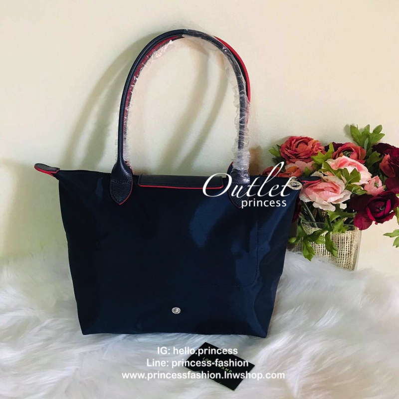 Size : M Longchamp Le Pliage Club Tote Bag กระเป๋าสะพายรุ่นยอดนิยม วัสดุเนื้อผ้า Nylon Canvas เคลือบกันนำ้ ตัดด้วยหนังแท้ น้ำหนักเบา ดีไซน์เรียบง่ายแต่เต็มไปด้วยความคลาสสิก เป็นที่ชื่นชอบไปทั่วโลก Longchamp ปรับโฉม LE PLIAGE ด้วยการปักลายรูปม้า-ตราสัญลักษ