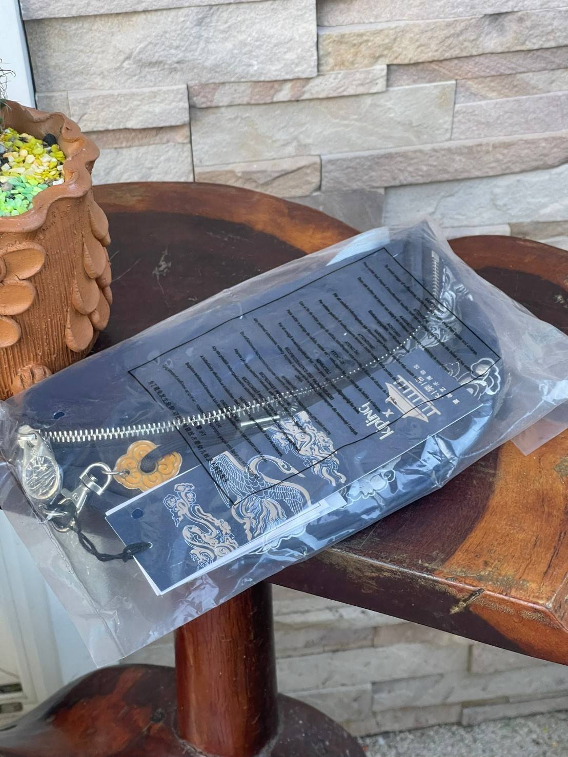 KIPLING X YONGLE PALACE COLLECTION รุ่น FRESH CROSSBODY BAGS กระเป๋าคาดอกรุ่นนี้เป็นการเฉลิมฉลองพระราชวังที่มีประวัติอันแสนยาวนานนับร้อยๆปีจากประเทศจีน ด้วยลวดลายด้านหน้าที่ออกแบบมาอย่างเป็นเอกลักษณ์สวยงามมีมนต์ขลัง ขนาดของกระเป๋าคาดอกใบนี้ทำให้คุณรู้สึกค