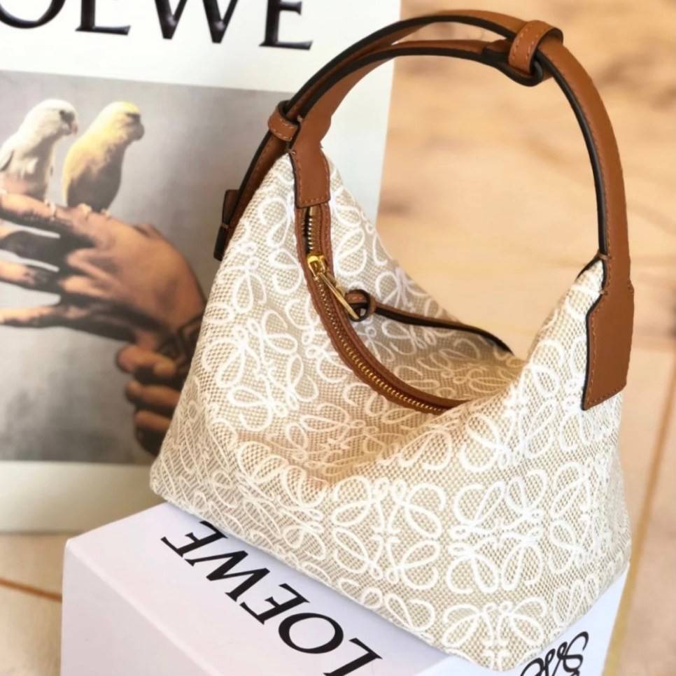 LOEWE CANVAS BAG VIP GIFT WITH PURCHASE (GWP) พรีเมี่ยมกิ๊ฟ Limited จาก LOEWE HAUTE PARFUME DUTYFREE COUNTER วัสดุ CANVAS ตัดหนังแท้ ดีไซน์ทรงยอดฮิตประจำปีเลย! ปักโลโก้แบรนด์บนผ้าทั้งใบเป็นเอกลักษณ์ เปิดปิดด้วยซิปยาวภายในโล่งกว้าง ใส่กระเป๋าสตางค์ยาว มือถ
