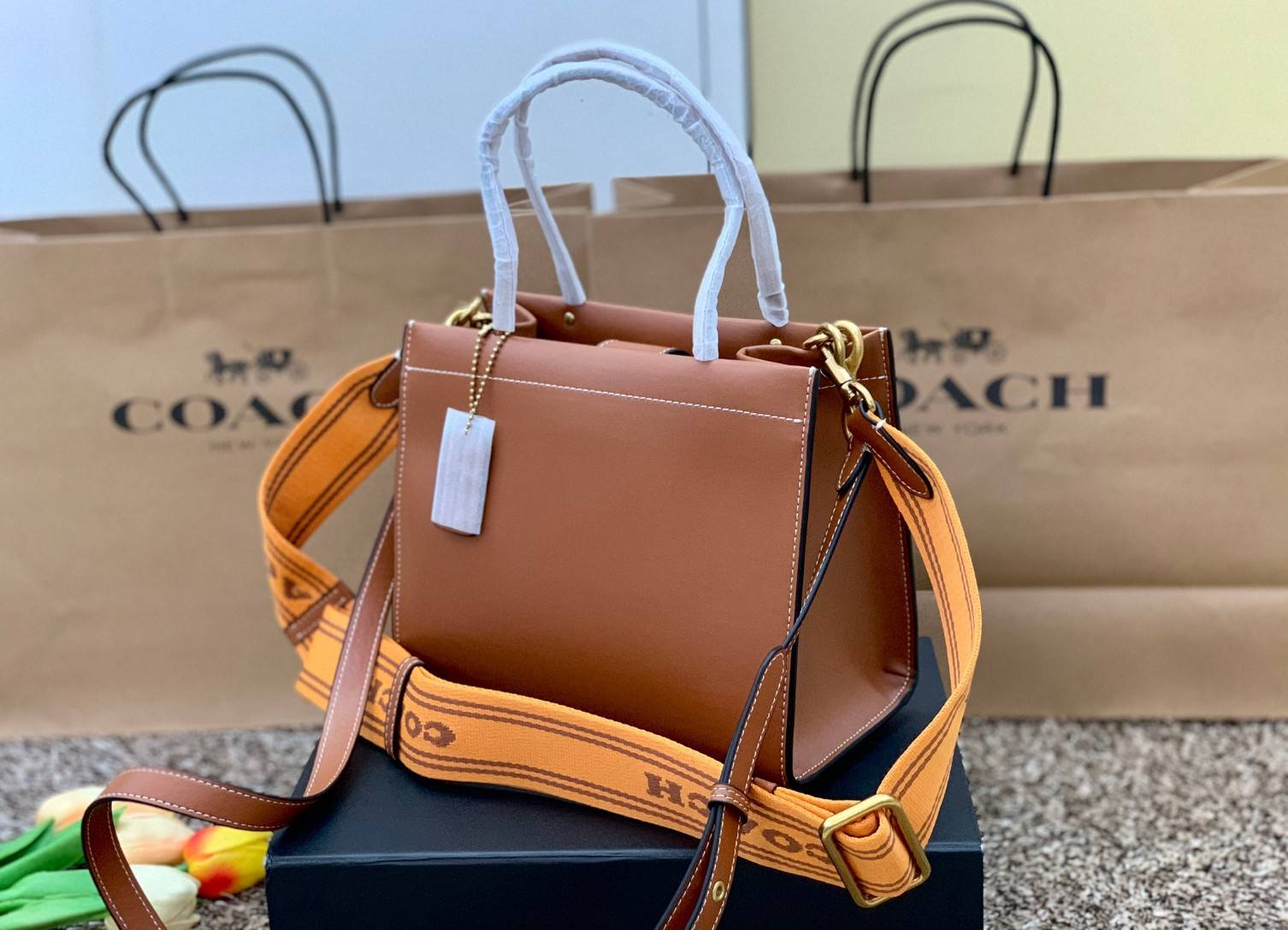 สินค้าออกใหม่ยังไม่ช้อปเข้าไทยจ้าา พร้อมส่งที่นี่ที่เดียว แค่สายสะพายก็คุ้มแล้วจ้าา! COACH CASHIN CARRY TOTE ((C8544)) พร้อมส่งที่ไทย สวยก่อนใครรับสงกรานต์นี้ค่าา! กระเป๋าทรงTote หนังแท้เรียบ นิ่มสวยงามค่ะ