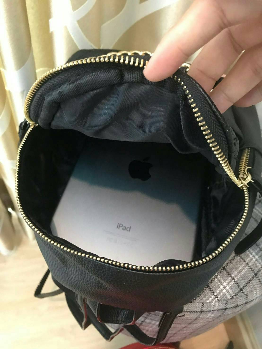 Victoria’s Secret Pebbled V-Quilt Small City Backpack กระเป๋าเป้สไตล์คลาสสิค วัสดุลายหนังแกะเทียม หนังนิ่ม เปิดปิดด้วยซิปคู่ ภายในบุผ้าสกรีนโลโก้ ใส่มินิไอแพค กระเป๋าสตางค์ยาวได้ สายสะพายโซ่ต่อหนังปรับระดับได้ ด้านหน้ามีช่องซิปร้อยหนังเส้นยาวดูมีดีเทล สะพ