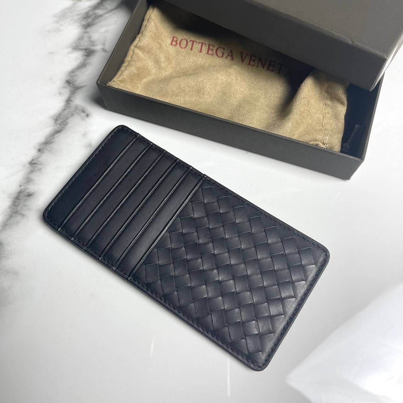 หนังแท้ BOTTEGA VENETA CARD HOLDER กระเป๋าใส่บัตรทำจากหนังแท้คุณภาพดีมาในราคาพิเศษ เป็นรุ่นที่หายาก เหมาะกับการใช้งานระยะยาว ยิ่งใช้หนังยิ่งสวยทนทานต่อการใช้งาน มาพร้อมกล่อง อุปกรณ์ครบ