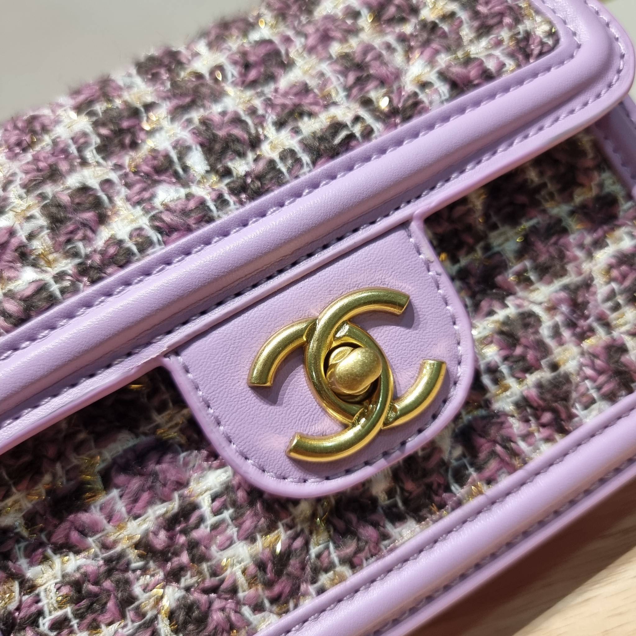 Chanel tweed mini flap bag / Chanel mini top handle กระเป๋าสะพายงานผ้าทวิตเอกลักษณ์เฉพาะของแบรนด์ งานสวยเป๊ะ มาพร้อมสายยาวถอดออกถือสวยๆเริ่ดๆ คิวท์มาก!! ดีเทลน่ารักเพียบ!!