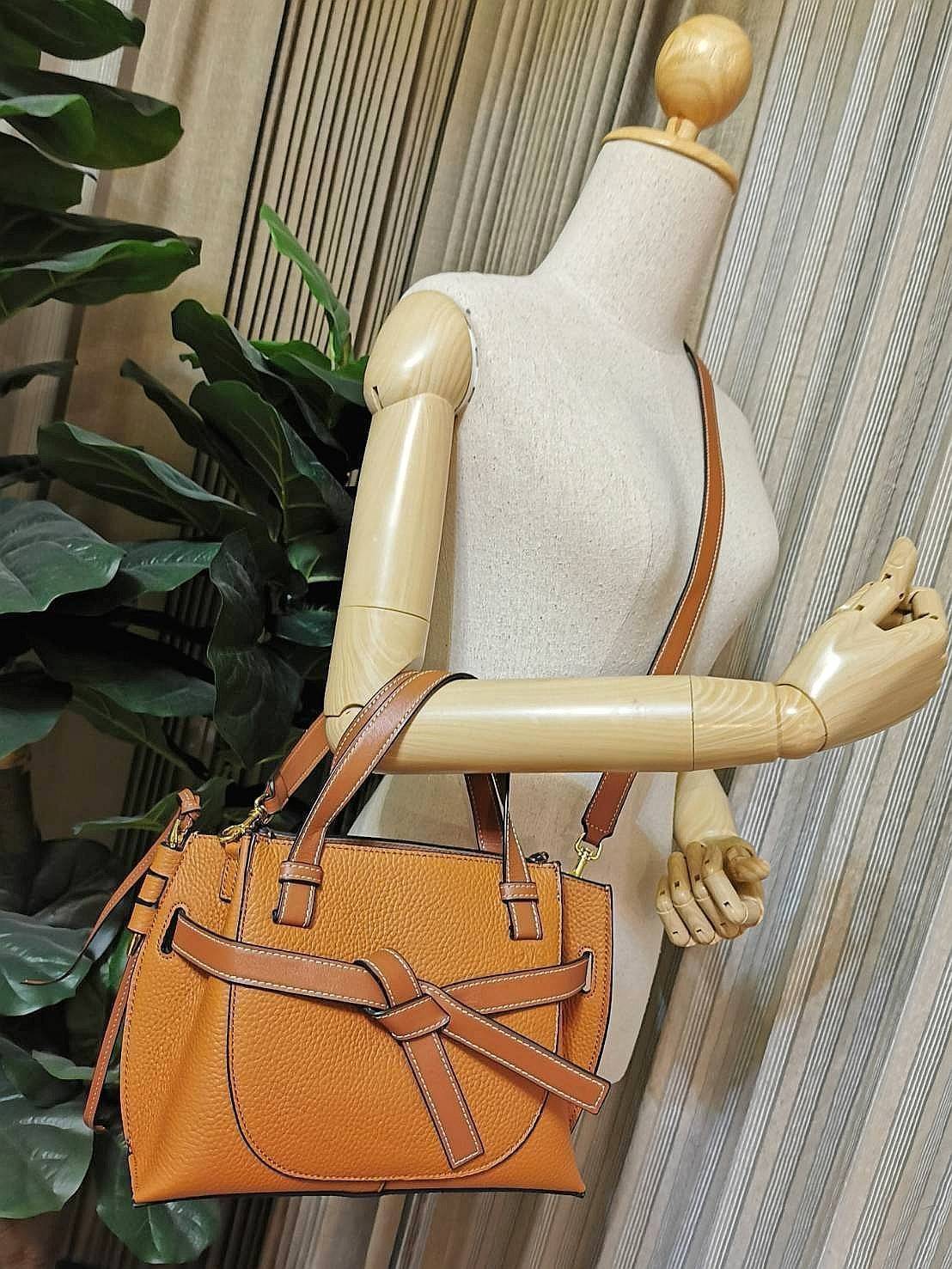 VIP 】LOEWE HANDBAG VIP GIFT WITH PURCHASE (GWP) กระเป๋าถือหรือสะพาย รุ่น Limited จาก LOEWE DUTYFREE วัสดุ Calfskin หนังแท้รูปทรงอานม้าสวยอยู่ทรงด้านหน้าตกแต่งด้วยสายหนัง (Belt) ประดับอะไหล่แบรนด์สีทองรูปกลอนประตูด้านข้างเป็น Signature ภายในโล่งกว้าง ใส่มื