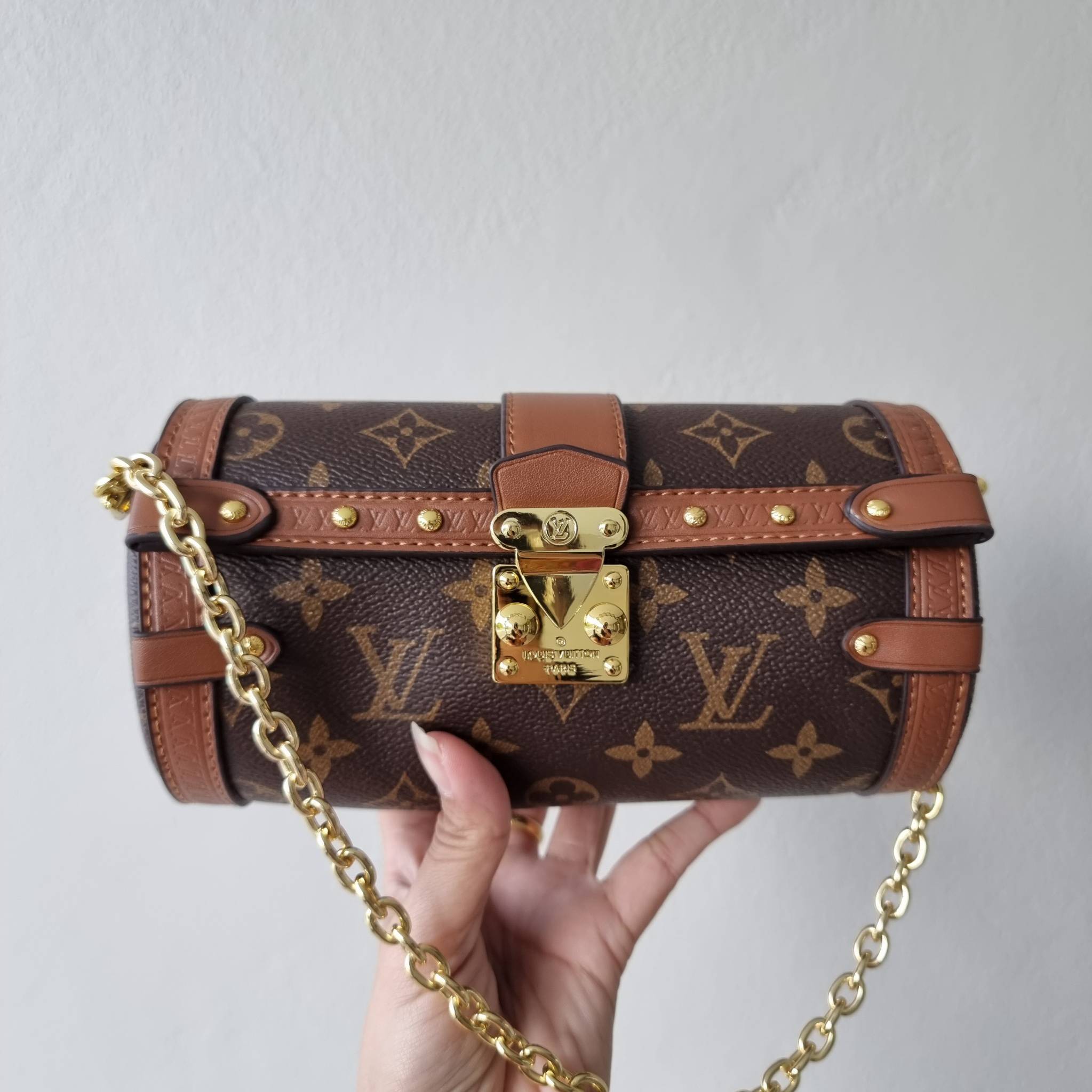 LV PAPILON TRUNK BAG กระเป๋าทรงสวย ดีไซน์หรู ไม่เหมือนใคร มีสายมาให้ 2 เส้น สายโซ่และสายหนังสปอร์ตเส้นใหญ่ วัสดุหนังแคนวาส เปิดปิดด้วยตัวกดล็อค ภายในโล่งกว้าง ใส่ของได้สบายๆที่สำคัญ ใบจริงสวยสุดคุ้ม งานหายาก ที่ไม่อยากให้สาวๆพลาดกันจ้า มาพร้อม box set ให้