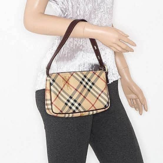 VIP 】Burberry Nova Check Small Shoulder Bag กระเป๋าสะพายไหล่ Vintage Check ที่ถือว่าเป็นสัญลักษณ์อันเก่าแก่ของแบรนด์ ภายในเป็นช่องโล่งกว้าง และมีคุณสมบัติการใช้งานที่ครบครัน อีกทั้งยังเปิด-ปิดง่ายด้วยซิปเดียว มีอะไหล่โลหะสีทองที่ช่วยให้กระเป๋าดูหรูหรามากย