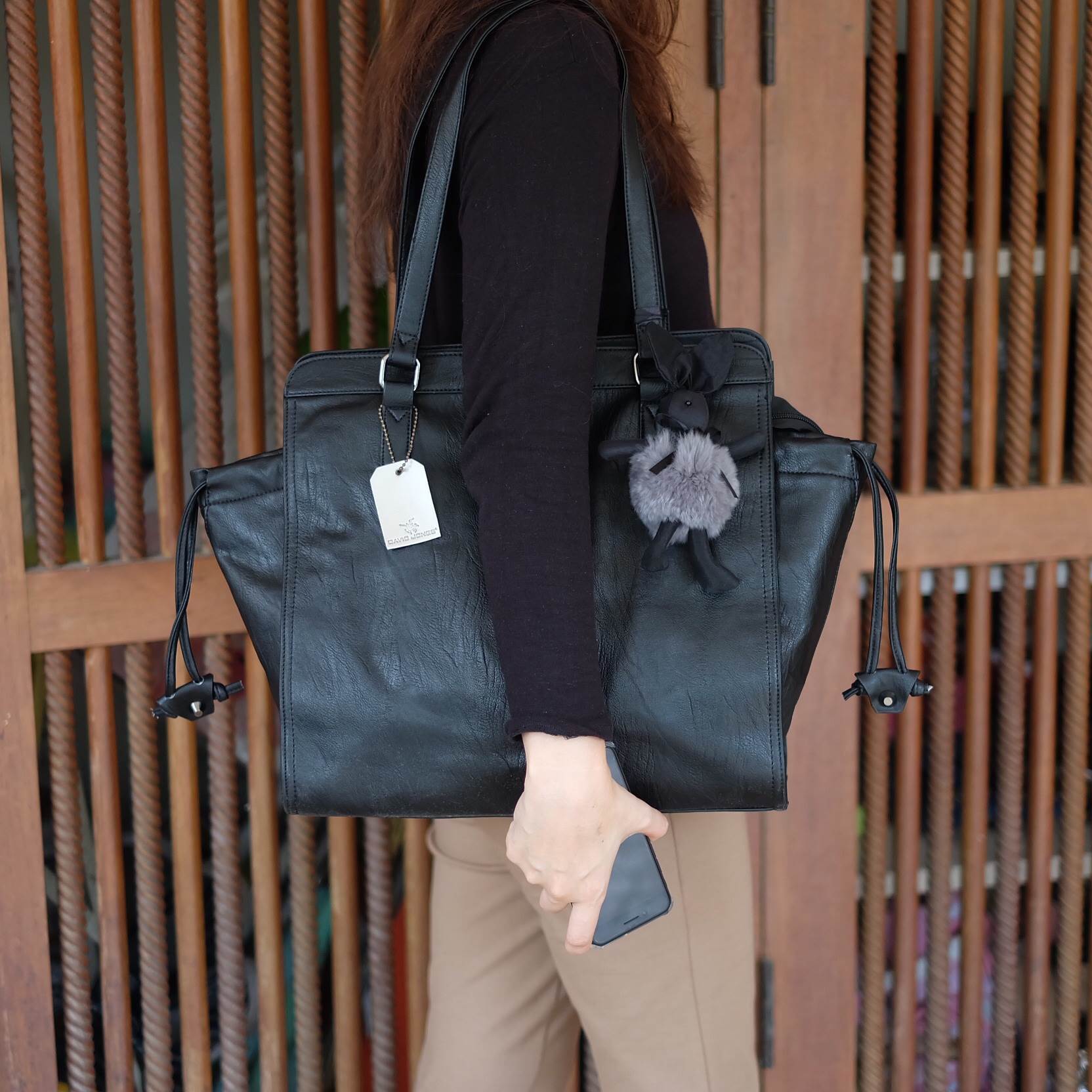 New Arrival ทรง Tote ชอบถือกันมากๆ บอกเลยใบนี้ ของจริงสวยคะ หนังนิ้ม นิ่ม ค่า **ดีต่อใจ 😁❤️ รุ่นใหม่ล่าสุด หนังนิ่ม อะไหล่ดำ ภายใน มี ช่อง 3 ช่องใหญ่ แบ่งเก็บของได้คุ้ม เป็นสัดส่วนดีคะ น้ำหนักเบา จุของได้คุ้มคะ ใบนี้ แม่ค้าแนะนำเลย ใช้ได้ทุ