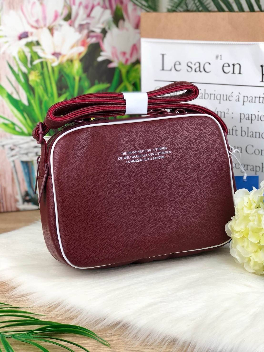 ADIDAS MINI AIRLINE VINT BAG กระเป๋าถือหรือสะพายทรง sport วัสดุ pu. นิ่ม น้ำหนักเบา ทรงสวย classic ด้านหน้ามีช่อง ซิปด้านบนแบ่ง 2 ช่องใหญ่ จุได้เยอะ ใส่ wallet ยาว, mini iPad ได้ mini พร้อมสายยาวปรับ freesize ค่ะ