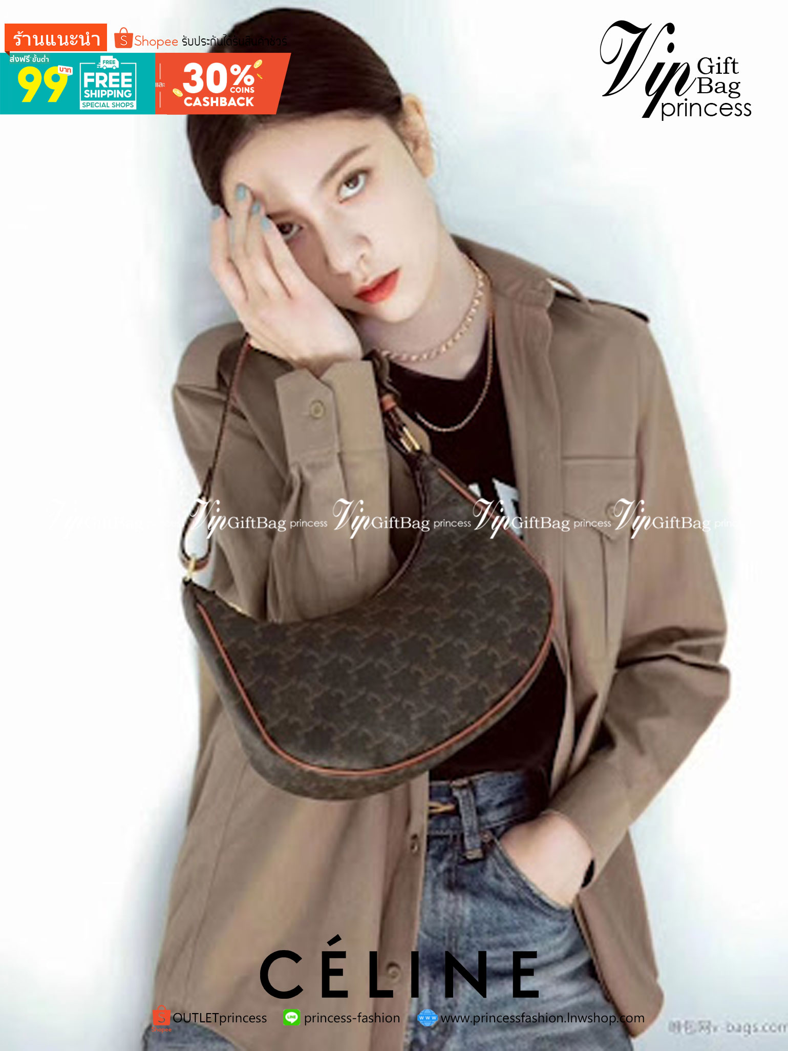 CELINE Vintage Classic Ava bag 1 ใน คอลเลคชั่น “Triomphe Canvas” มาพร้อมสายสะพายไหล่ที่ปรับความยาวได้ และเนื่องจากช่วงล่างของกระเป๋ามีขนาดใหญ่กว่าช่วงบน จึงทำให้ไม่เสียทรงเมื่อเราใส่สิ่งของอย่างกระเป๋าสตางค์หรือโทรศัพท์มือถือ หากดูภาพรวมแล้ว รุ่นนี้ออกแนว