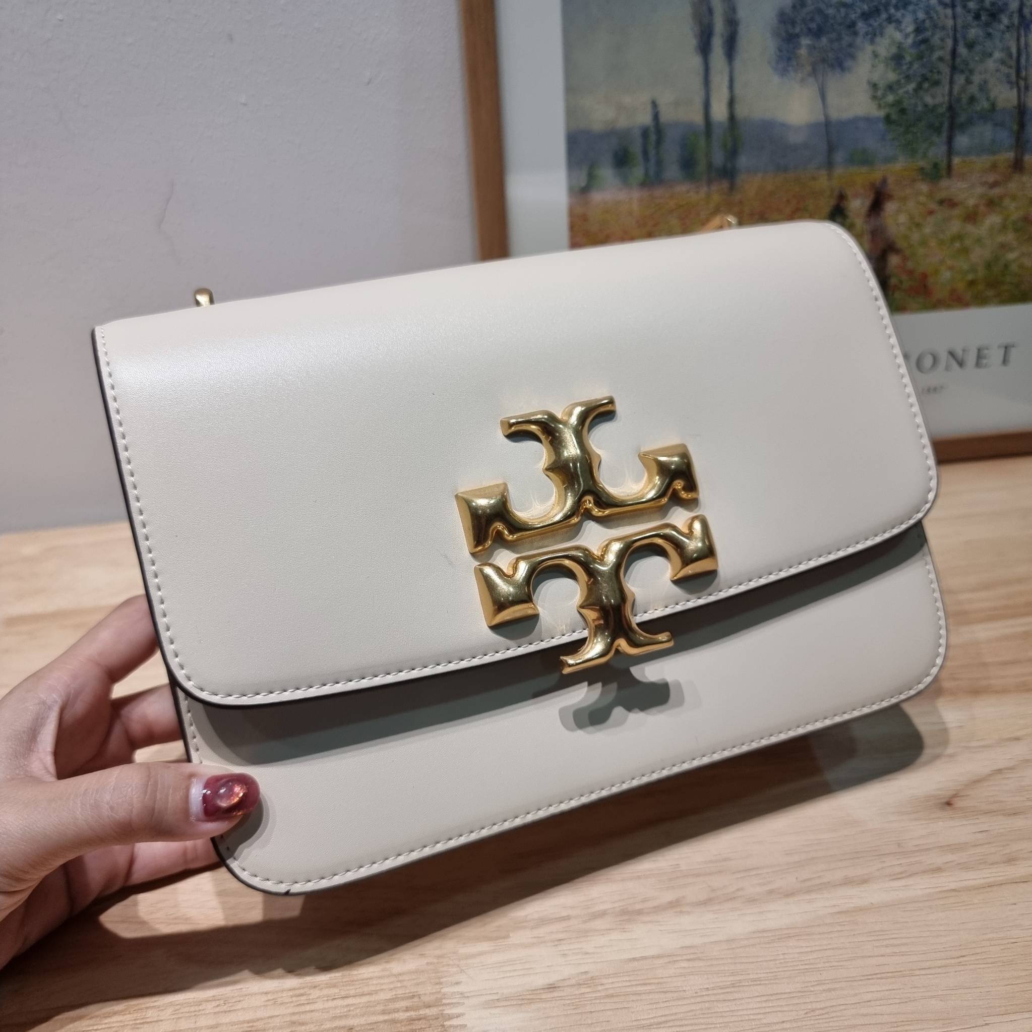 Tory Burch Bag / TORY BURCH ELEANOR CONVERTIBLE SHOULDER BAG รุ่นยอดนิยม กับไซส์ใหม่ ใหญ่จุคุ้ม! กระเป๋าสะพายข้าง ดีไซน์อยู่ทรง เรียบหรู! ผู้ดีกว่าใคร เปิด-ปิดด้วยแถบแม่เหล็ก