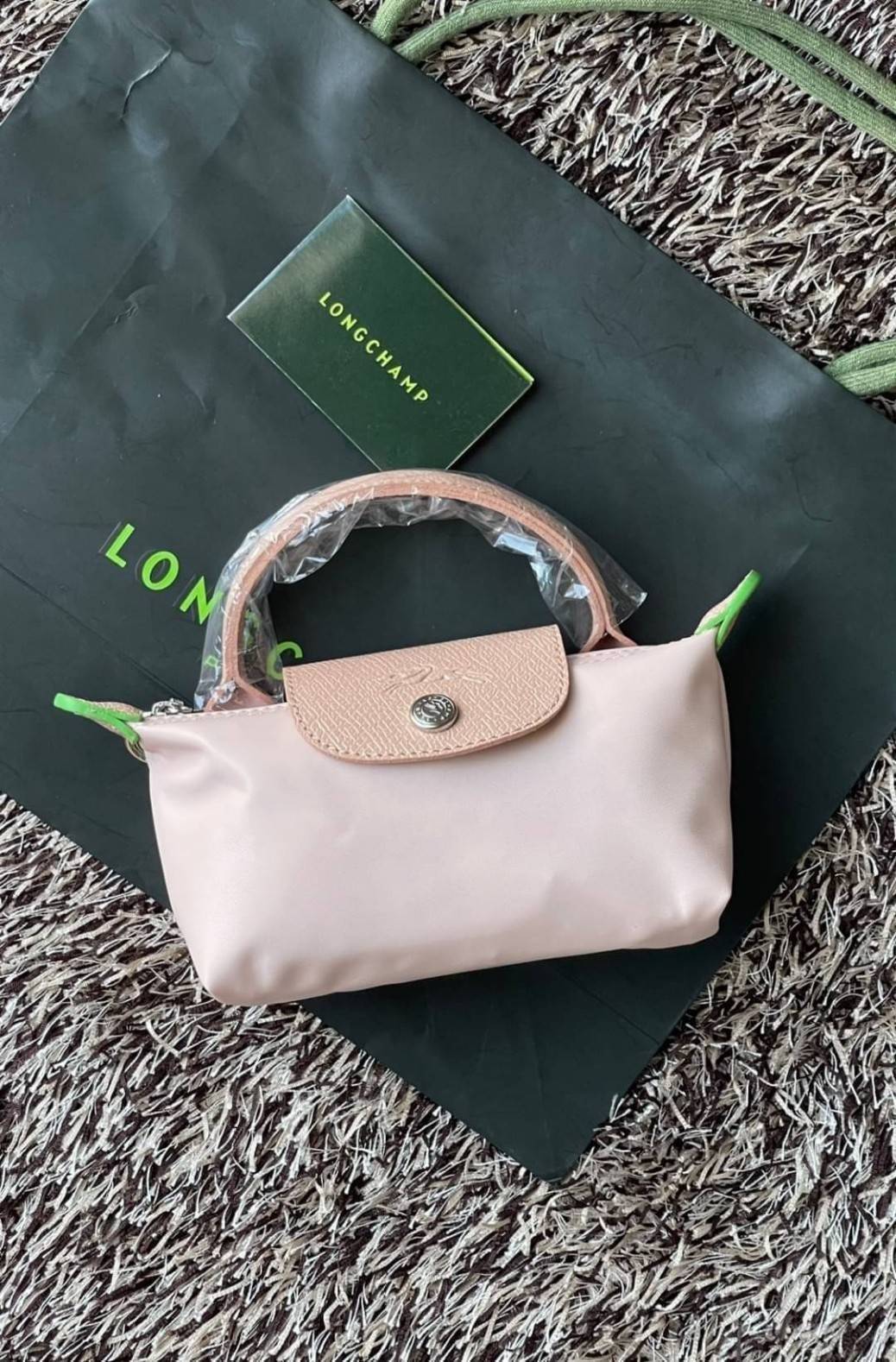 LONGCHAMP LE PLIAGE ORIGINAL Pouch with handle กระเป๋าถือขนาดมินิทรงpouch ให้ความหรูหราจาก Le Pliage (เลอ ปลิยาจ) ในขณะที่ที่ปิดแบบซิปช่วยให้คุณมั่นใจได้