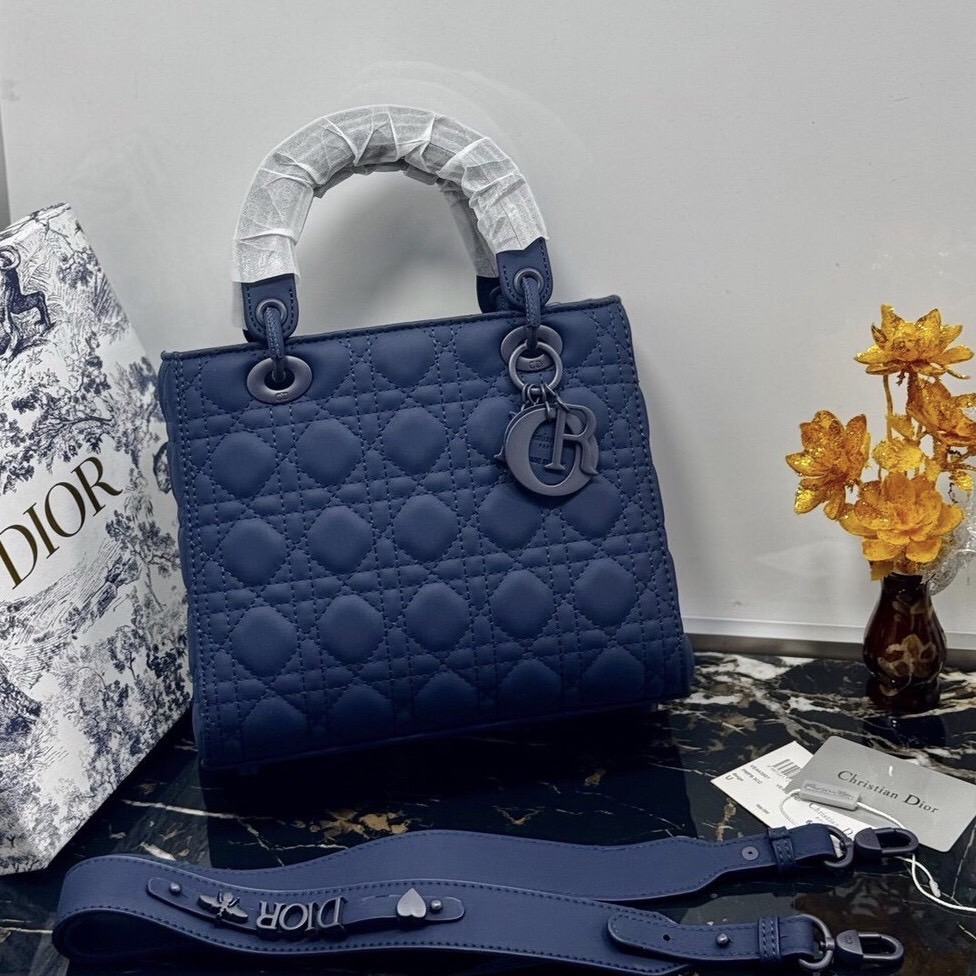 Dior Medium Lady Dior Bag 25cm กระเป๋าสะพายทรงโท้ท ที่สุดของความเรียบหรูดูแพง น้อยแต่มากที่แท้ทรู ดีไซน์เรียบง่าย แต่แฝงไปด้วยความหรูหรา ทรงกล่องคลาสสิค โดดเด่นด้วยพวงกุญแจอะไหล่โทนสีเดียวกับกระเป๋า เป็นเอกลักษณ์ด้วยลายเส้นซ้อนทับสวยงาม