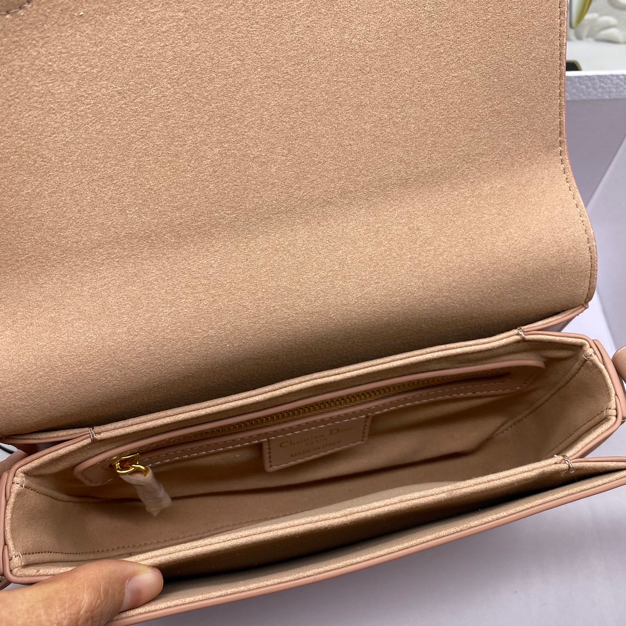 DIOR CD Signature Bag with Strap / CD OVAL CAMERA BAG / Dior Camera Bag ดีไซส์ใหม่ล่าสุด บ่งบอกถึงความหรู แต่ใช้งานได้โอกาส ใช้ได้ทั้งชายหญิง กระเป๋าสะพายทรงกล้อง ขนาดกะทัดรัด ไซส์สะพายคล่องตัว สีผู้ดีมากๆ