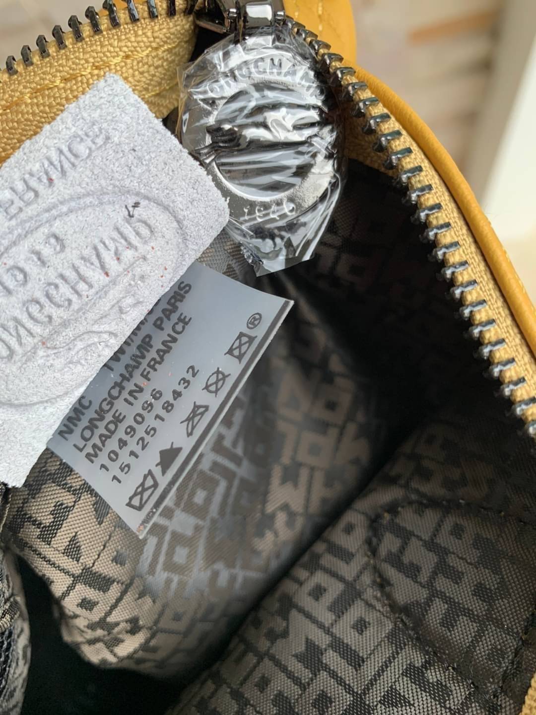 Longchamp LE PLIAGE CUIR TOP HANDLE BAG S เรียกว่าเป็นกระเป๋าอีกหนึ่งรุ่นที่ไม่ว่ายังไงก็ฮอตฮิตและติดเทรนด์ตลอดไม่เคยเปลี่ยนกับ ทรง Le Pliage Cuir หนึ่งในตระกูลกระเป๋าสุดไอคอนิกจากแบรนด์ เมื่อรุ่น Le Pliage Cuir ในรูปแบบของหนังแกะ Metis ได้ถือกำเนิดขึ้นใน