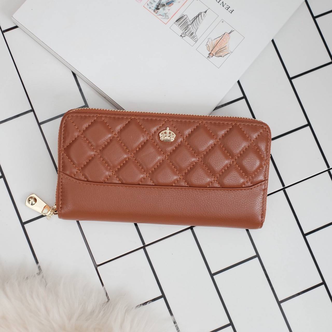 กระเป๋าสตางค์ Size ยาว ซิปรอบ สวยรับเงินมากใบนี้ คอนเฟิร์ม 💵💵 ใครกำลังหากระเป๋า size ห้ามพลาดนะคะ หนังสวยจริงๆ หนังวัวแท้ ตีตาราง นิ่ม ฟู ใช้หนังเกรดดีที่สุด สวยมาก KEEP • Super Rich ( Long )• กระเป๋า สตางค์ขนาดยาว ซิปรอบ ภายใน จุของคุ้ม ใ