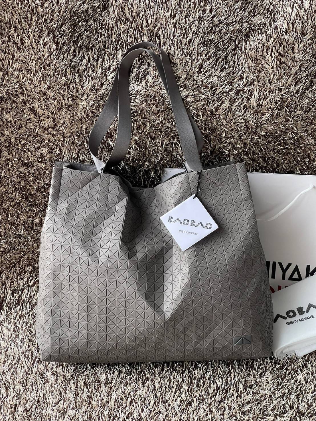 ORI 🥂 Baobao Issey Miyake Cart geometric tote bag / Miyake Cart Tote Bag รูปทรงที่สร้างขึ้นโดยบังเอิญ' เสื้อผ้าที่มีโครงสร้างและได้รับการออกแบบทางวิศวกรรมอันเป็นเอกลักษณ์ของแบรนด์ ส่งต่อไปยังเครื่องประดับที่น่าประทับใจและไร้กาลเวลาเหล่านี้ กร
