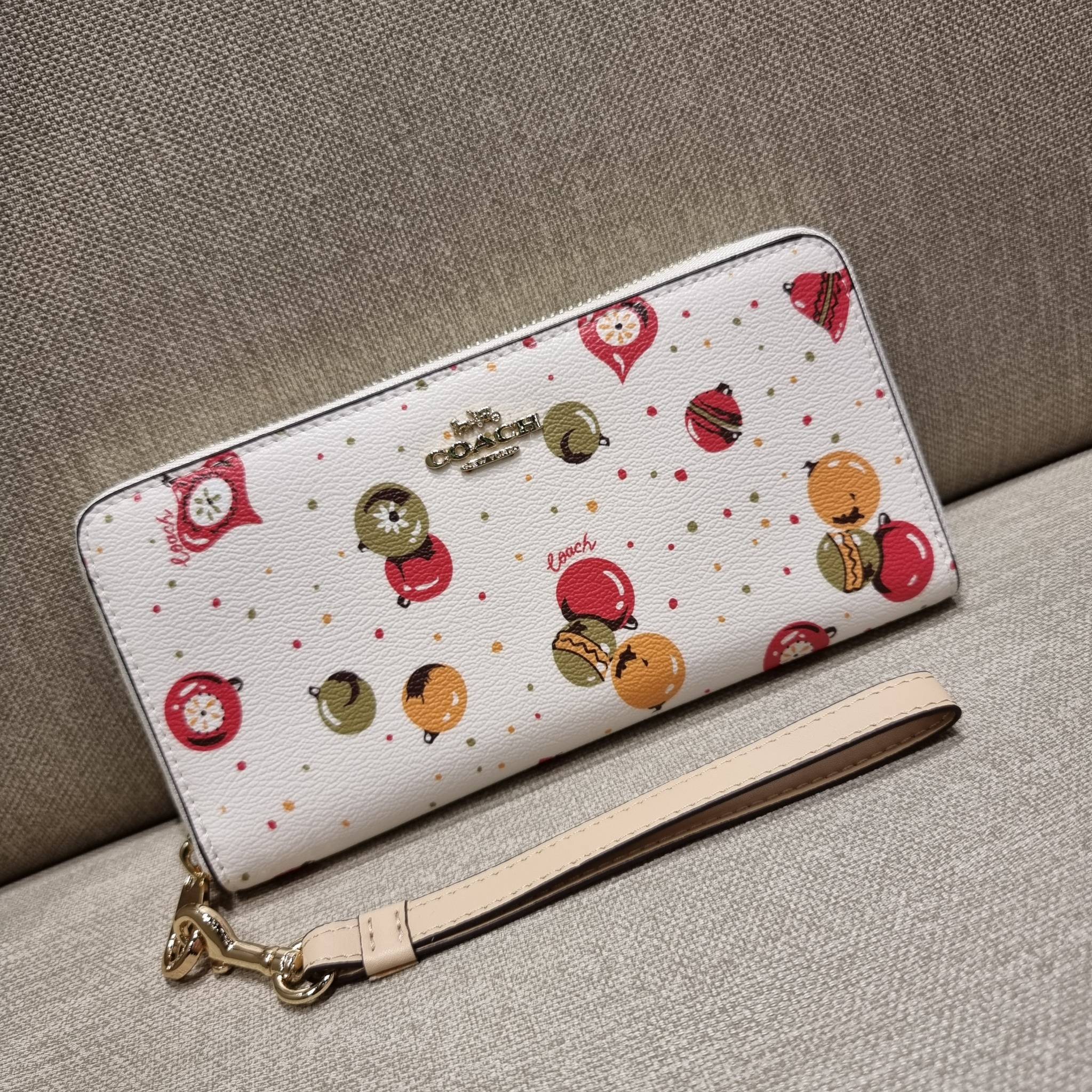 COACH C7410 LONG ZIP AROUND WALLET WITH ORNAMENT PRINT ความสวยต้องส่งต่อ!! คอลเลคชั่นใหม่ 2IN1 คุ้มค่าแบบที่สุด กระเป๋าสตางค์กึ่งคล้องมือ ดีไซน์ลวดลายสดใส น่ารักน่าใช้ คลาสสิคใช้ง่าย ไม่มีเบื่อ วัสดุหนังแคนวาสเคลือบลาย มาพร้อมสายคล้องมือ ถอดออกได้ ภายในใส