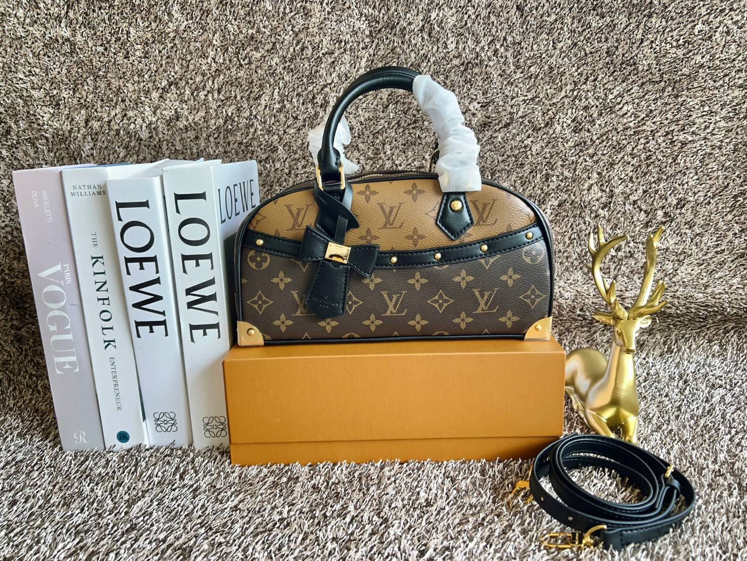 ORI หนังแท้ | LV x TM Handbag East West Murakami ซีซั่นนี้จะเป็นรุ่นไหนไปไม่ได้นอกจากรุ่นใหม่ล่าสุด พิมพ์ลายโมโนแกรมทั้งใบทรงล้ำสมัย หนังแท้นิ่มอย่างดี ประดับด้วยหมุดโลหะสีทองสุดหรูค่ะ