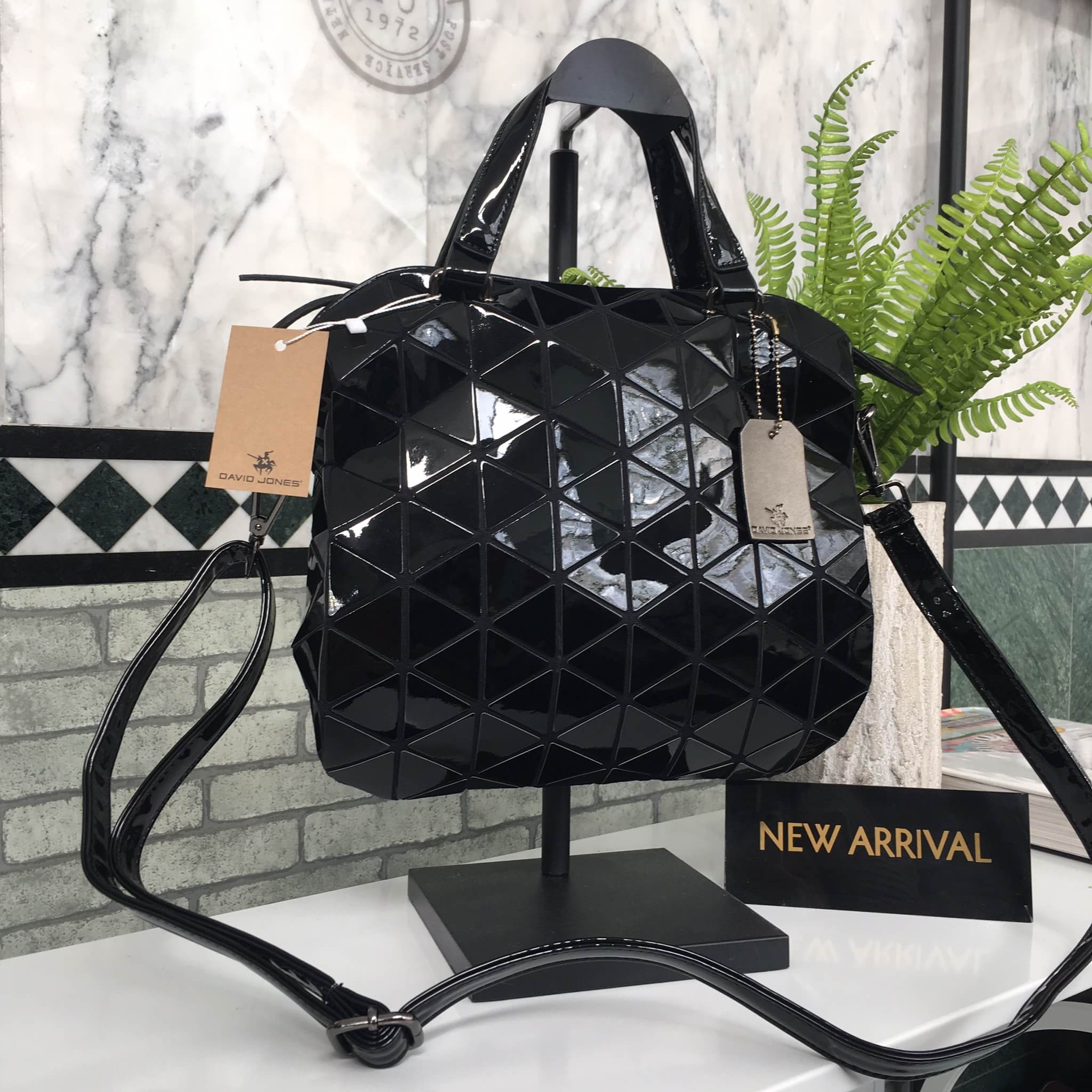 มาใหม่จ้า ทรงสุดฮิตจากแบรนด์ David Jones กระเป๋า ทรง Tote ตัวกระเป๋าเย็บติด ด้วยแผ่นอคิลิค สีดำสุดหรู ดีไซน์เกร๋ #จุดเด่นที่ น้ำหนักเบา สามารถ ถือ หรือ สะพายไหล่ได้คะ ใบใหญุจุของคุ้ม แต่น้ำหนักเบาคะ มีใบเดียวจบ #ควรมีติดตู้คะแนะนำเลย