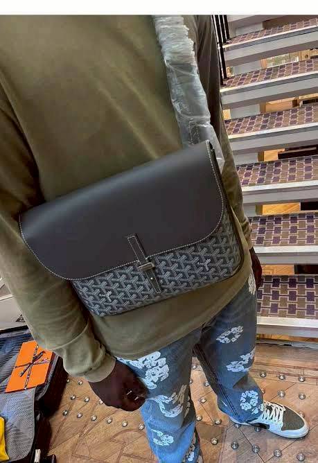 ORI หนังแท้ | Goyard Coursier Messenger bag กระเป๋าทรงแมสเซ็นเจอร์ดีไซน์ใหม่เพรียวบาง น้ําหนักเบากะทัดรัด ภายในมีช่องหลักขนาดใหญ่และกระเป๋า มีช่องด้านหลังสําหรับจัดเก็บสิ่งจําเป็นในชีวิตประจําวัน