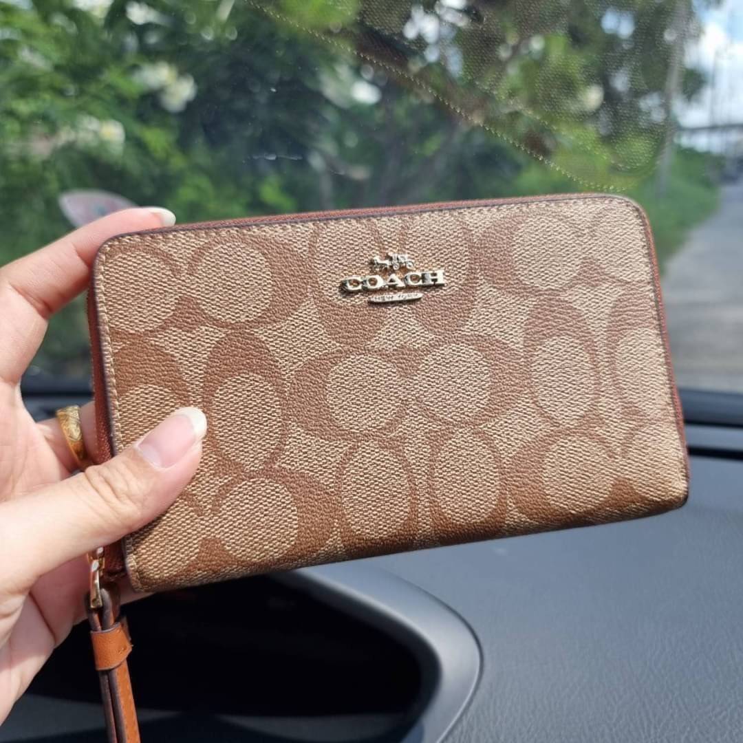 COACH F57468 PHONE WALLET IN SIGNATURE COATED CANVAS กระเป๋าสตางค์ถนอมมือถือ!! 2IN1 สุดๆ ใส่โทรศัพท์ ใส่เงิน ใส่บัตร ครบถ้วน!! จบในใบเดียวจ้า ขนาดกำลังเหมาะมือ วัสดุหนังแคนวาสเคลือบลาย คุณภาพดี สาวๆมีไว้ติดตัวสักใบ ไม่ผิดหวังจ้า
