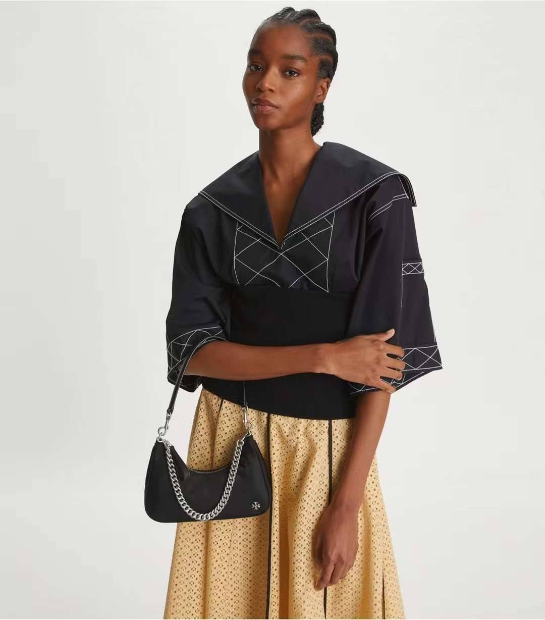 TORY BURCH handbag / TORY BURCH shoulder bag พร้อมส่งที่ไทย Tory Burch 151 Mercer Small Crescent Bag กระเป๋าถือหรือสะพายไหล่ วัสดุNylon อะไหล่เงิน น้ำหนักเบา พกพาสะดวก ใส่โทรศัพท์ iIphone+ ได้ ด้านในโล่งมีช่องเล็กใส่บัตร 2 ช่อง มาพร้อมสายสั้น สายหนัง+สายโ