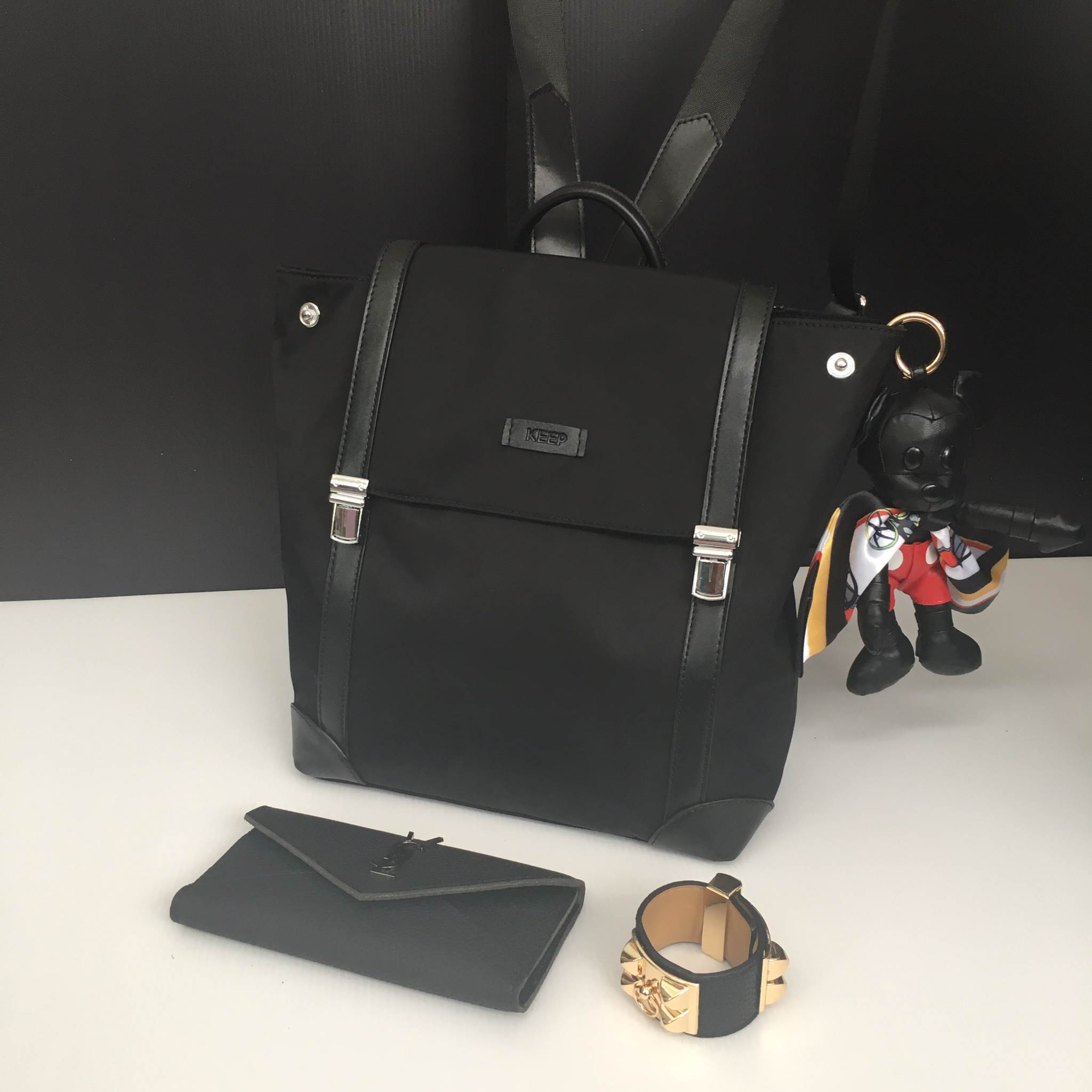 รุ่นใหม่ล่าสุดเลยห้ามพลาดน๊า !!! สาวๆ ที่กำลังหากระเป๋าเป้ เบาๆ ดีไซด์เก๋ๆ ปรับใช้ได้ 2 ทรงเลยคะ 👄 =>> ตัวกระเป๋า เป็นผ้าไนล่อนนาโน เนื้อหนาทนทานกันน้ำได้ แถมหูจับกระเป๋า และตัวหนังต่างๆ ทำจากหนังแท้ทนทานมาคะ =>> น้ำหนักเบา จุเยอะ ดีไซ