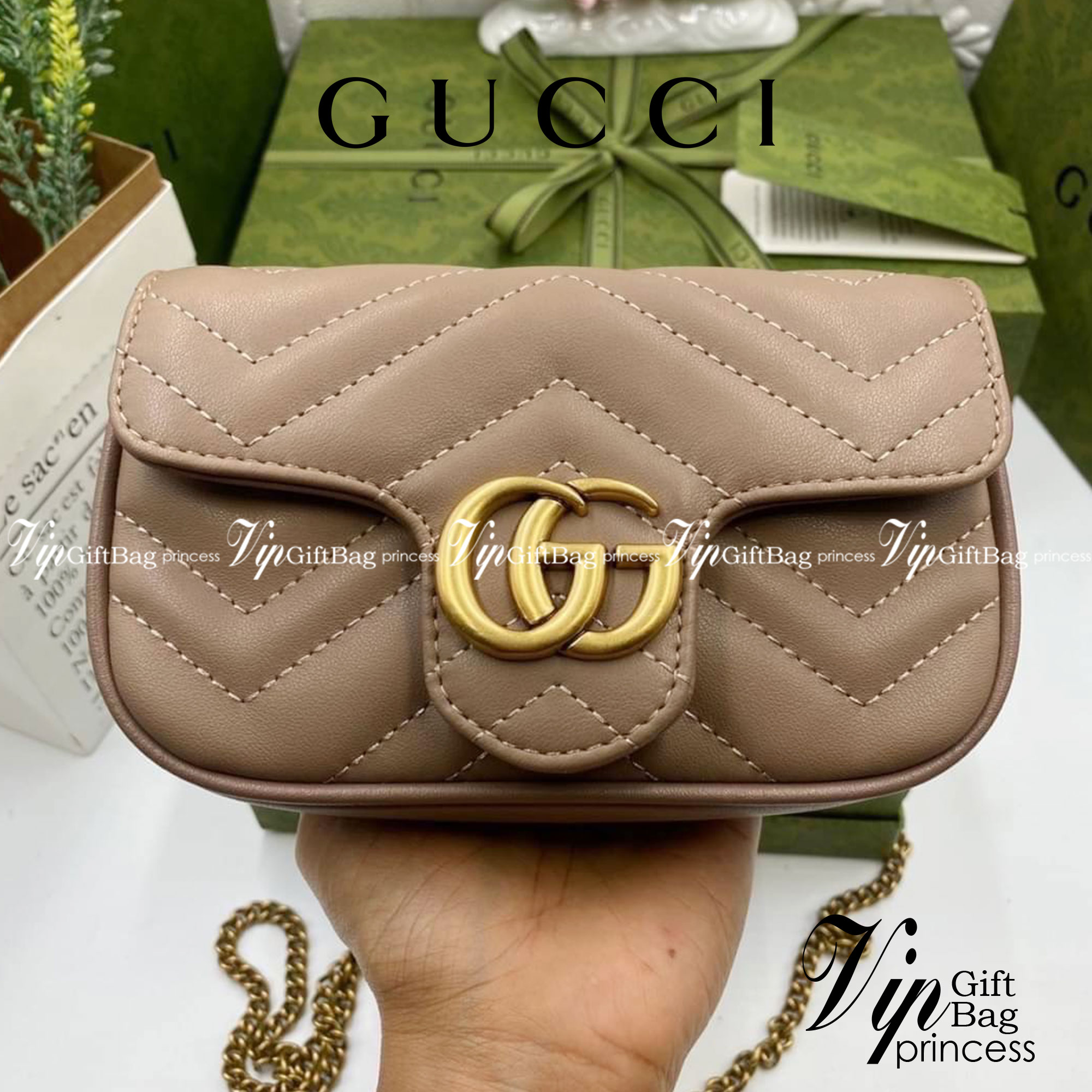 หนังแท้ GUCCI GG Marmont Super Mini กระเป๋าสะพายข้างใบเล็ก น้องมินิ น่ารั๊กมุ้งมิ้ง วัสดุหนังแท้เชฟรอน สายสะพายแบบโซ่ อะไหล่ทองหรูหรา ด้านหน้าประดับโลโก้แบรนด์หรู ทนทาน แข็งแรง น้ำหนักเบา น่ารักมุ้งมิ้ง ไม่ควรพลาดเลยค่า ภาพสินค้าถ่ายจากงานขายจริง ใช้งานต่