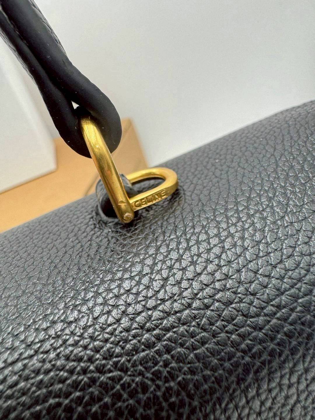 CELINE NINO BAG IN SUPPLE GRAINED LEATHER กระเป๋าสะพายพร้อมหูจับในตัว ดีไซน์แบบสวยสับดูแพงสุดๆ รูปทรงคลาสสิคทำให้ใช้งานได้ง่าย แมทช์ได้หลากหลายสไตล์ สวยมาก