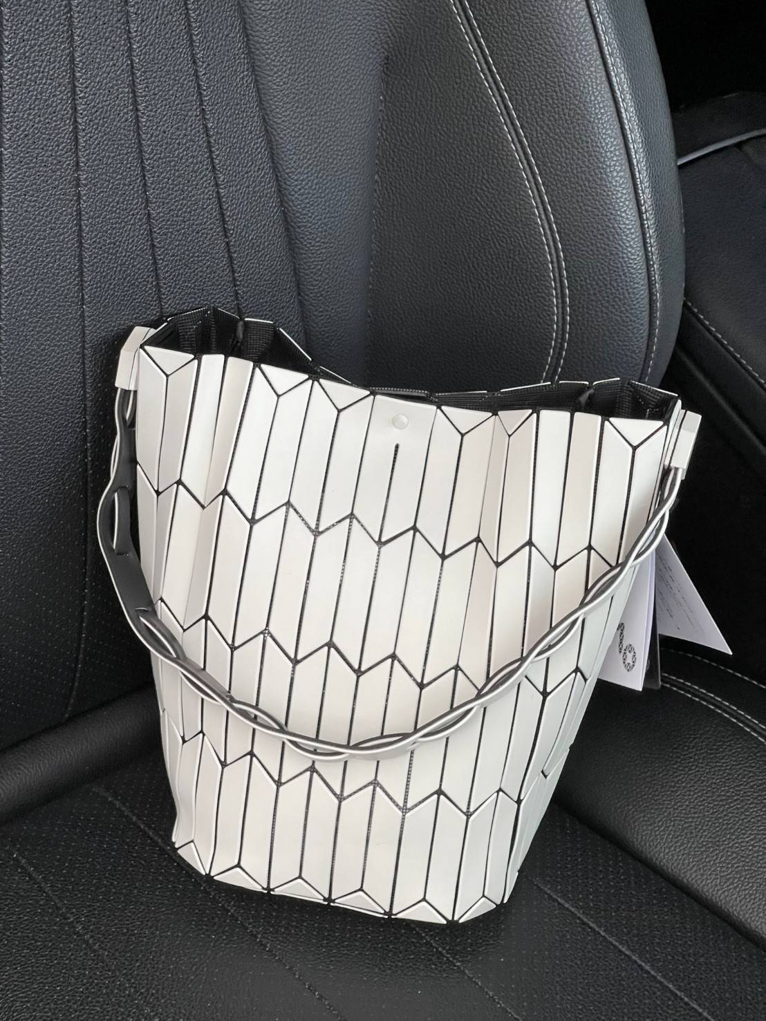 Large : Baobao Issey Miyake Large Bucket กระเป๋าบัคเก็ตขนาดใหญ่สามารถใช้ใส่ร่มพับได้หรือขวดน้ำขนาดเล็กได้ ซีรีย์ใหม่นี้มีจุดเด่นที่แผ่นรูปทรงสี่เหลี่ยมด้านขนานในแนวตั้ง เกิดเป็นรูปทรงสามมิติซึ่งแตกต่างไปจากรูปทรงที่เกิดขึ้นจากแผ่นสามเหลี่ยม หูหิ้วสามารถขย