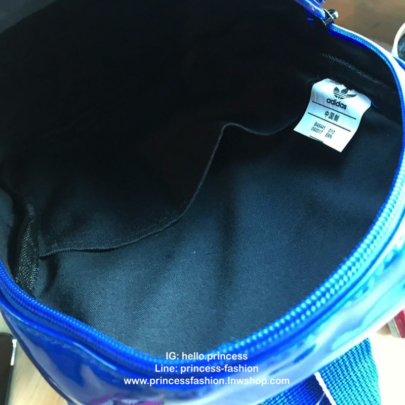 Adidas Classic Mini Backpack กระเป๋าเป้สะพายขนาดกลาง วัสดุหนังแก้ว ขนาดกะทัดรัด กันน้ำได้ เปิดปิดด้วยซิปเดียว ใส่มินิไอแพค กระเป๋าสตางค์ยาวได้ มีสายสะพายสองเส้น สามารถสะพายเป็นทรงครอสบอดี้ หรือเป้ก็น่ารักไปเลยคร้า!