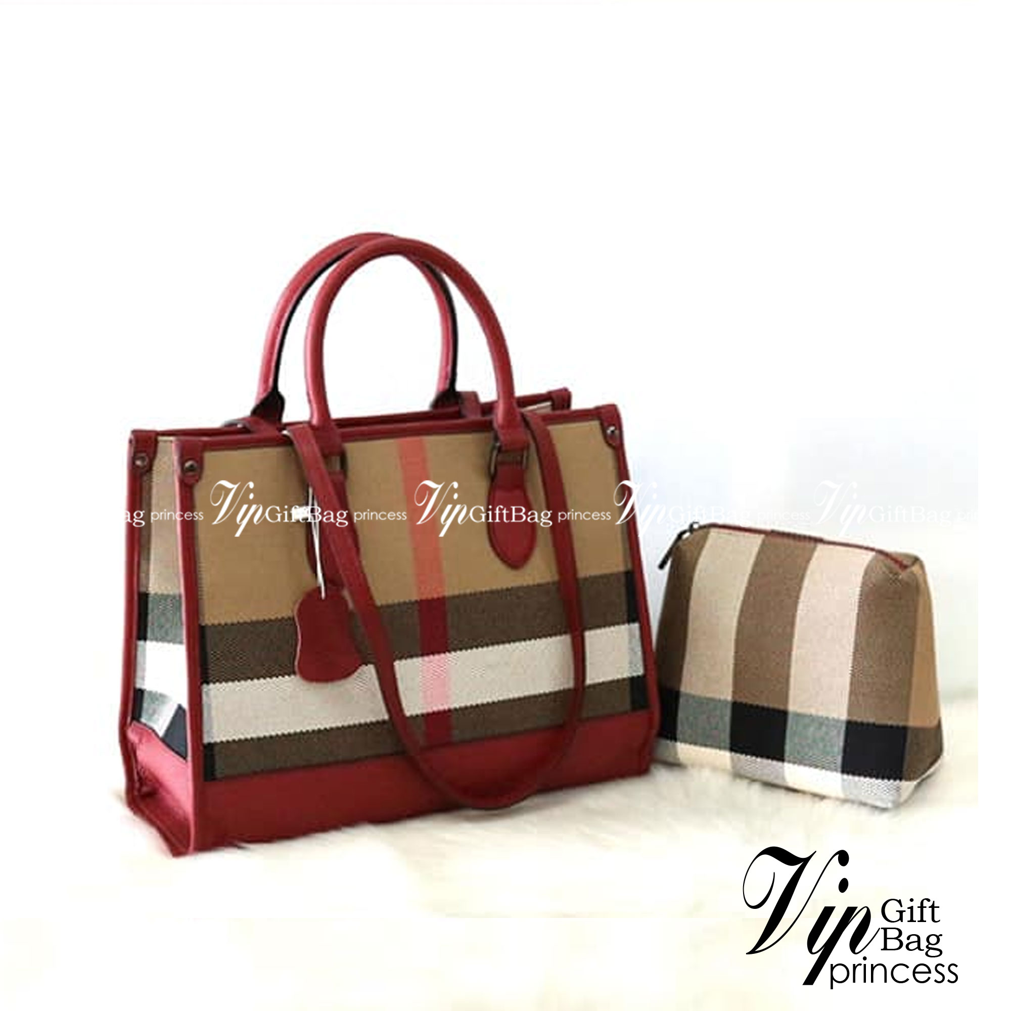 BURBERRY TOTE VINTAGE BAG / Burberry Crossbody Bag กระเป๋าสะพายทรงโท้ทลายวินเทจ สวยคลาสสิก จุของได้เยอะมาก มาพร้อมใบเล็ก รุ่น unisex ใช้ได้ทั้งชาย/หญิง โทนสีใช้งานง่าย หลายโอกาส วัสดุหนังและ Canvas อย่างดี สวยอยู่ทรง ภายในโล่งกว้าง ไอเท็มแนะนำ Must Have! 