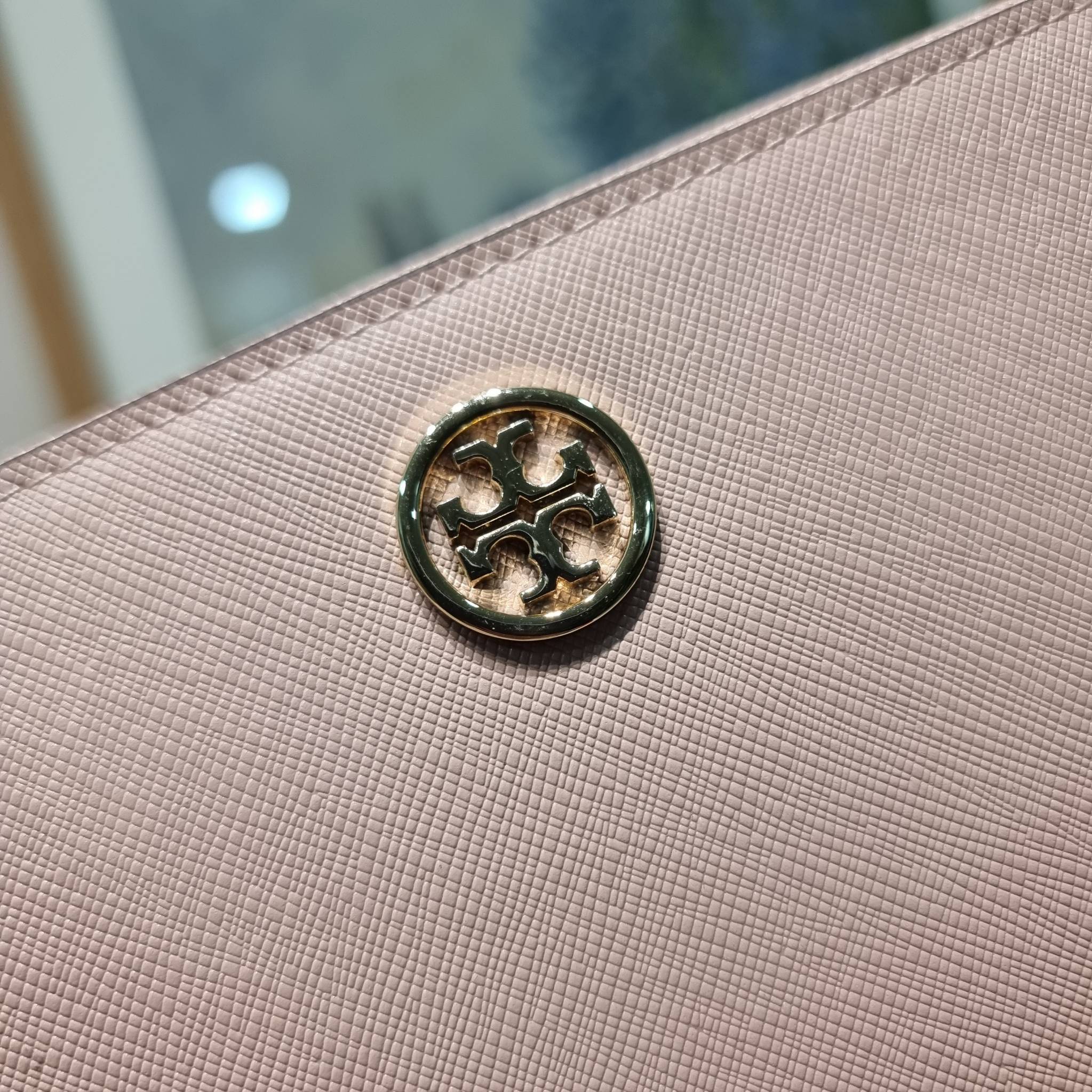 TORY BURCH ROBINSON MULTI GUSSET ZIP CONTINENTAL WALLET รุ่นหายาก พร้อมสีน่ารักน่าใช้ ต้อนรับเดือนแห่งความรัก!! กับกระเป๋าสตางค์ใบยาว ขนาดกำลังพอเหมาะ ดีไซน์เรียบหรู