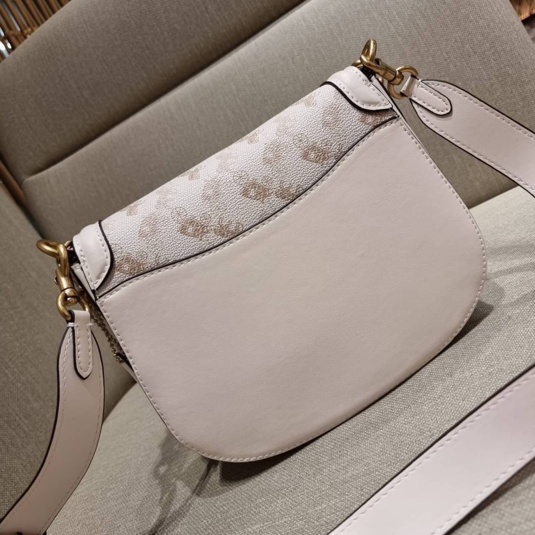 COACH C3837 BEAT SADDLE BAG WITH HORSE AND CARRIAGE PRINT The best item! ที่สาวๆรอคอย! ฮอตไฟลุก! สีหายาก ละมุนคุณหนู คอลเลคชั่นใหม่ ดีไซน์หรูหรา พิเศษมากๆมาพร้อมสายสะพาย 2 เส้น ใช้คู่กันหรือแยกสะพายก็สวยครบสูตร กระเป๋าสะพายทรง saddle คลาสสิค เปิด-ปิดด้วยก