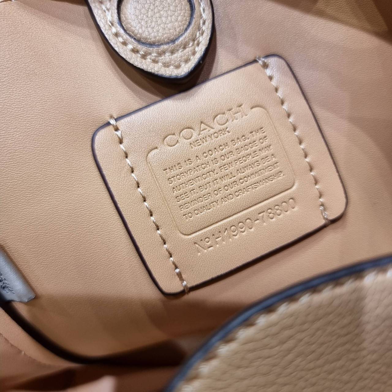 COACH 78800 HADLEY HOBO 21 ไอเท็มยอดนิยม คลาสสิคในทุกโอกาส กระเป๋าทรงโฮโบ ทรงสวยใช้งานได้ทุกลุค แมชท์ง่ายกับทุกสไตล์ วัสดุหนัง pepble เปิด-ปิดด้วยกระดุมแม่เหล็ก มีตะขอล็อคที่ปากกระเป๋าเพื่อปรับทรงใช้งานได้ ภายในโล่งกว้าง ใส่ได้ทุกอย่าง!! มีสายสะพายให้ หรื