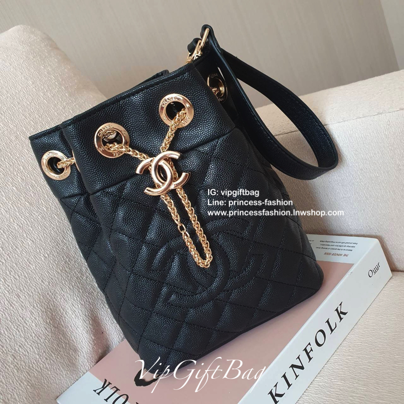 รุ่นใหม่ส่งท้ายปีกับ CHANEL CAVIER BUCKET CROSSBODY BAG งาน VIP GIFTจากเคาเตอร์้แบรนด์ดังระดับโลก ทรง MINI BUCKET จีบน่ารัก ขนาดมินิ หนังคาเวียร์เต็มใบ อะไหล่ทอง เปิดปิดด้วยการรูดปากจีบและกระดุมแม่เหล็กซ้อนอีกชั้น ด้านในใส่ขอฃจุกจิก กระเป๋าสตางค์แบบสั้นแล