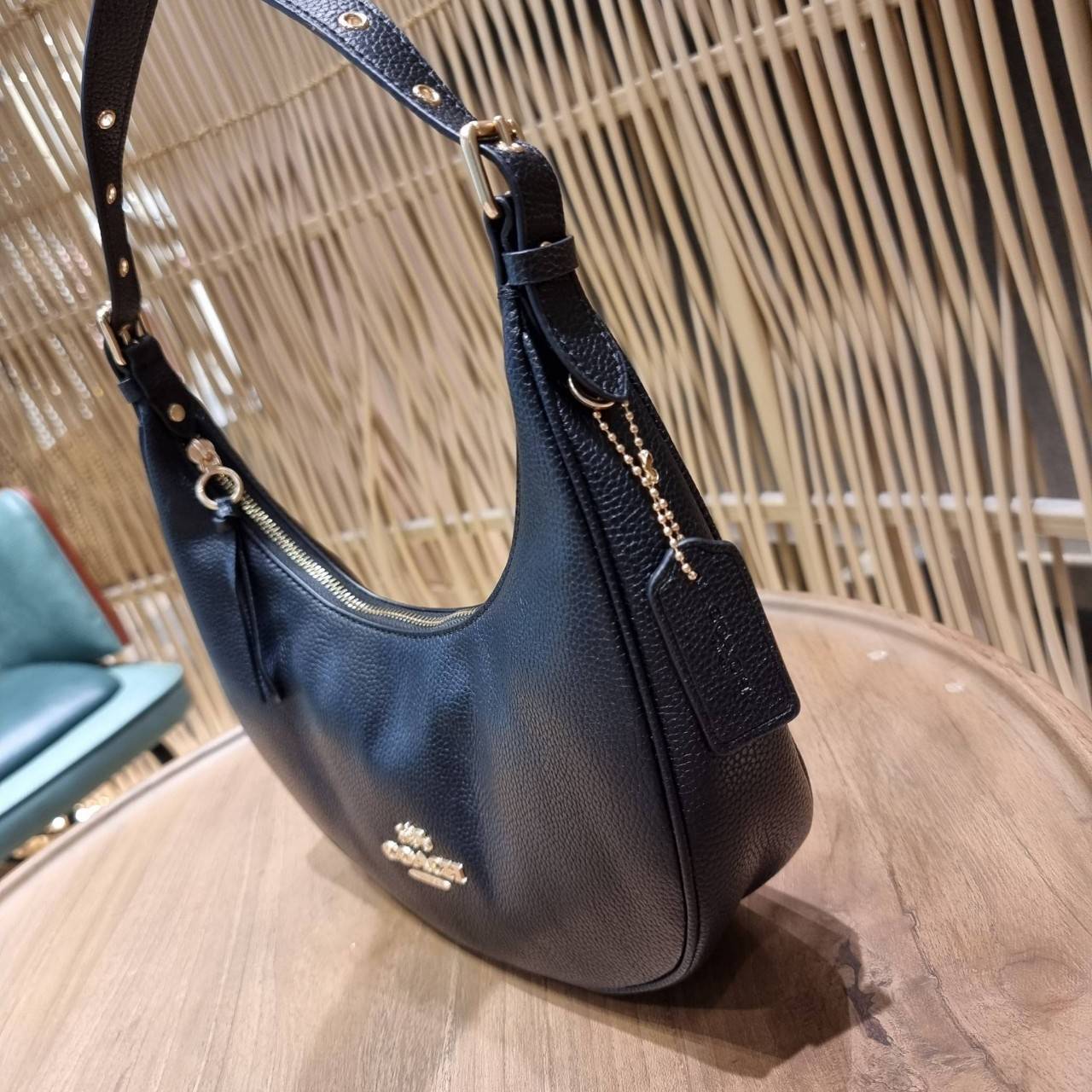 COACH C4108 BAILEY HOBO WITH WHIPSTITCH BEST SELLER ต้องมา!! กระเป๋าทรงโฮโบ ดีไซน์หรูหรา แมชท์ง่ายกับทุกไลฟ์สไตล์ วัสดุหนัง pepble หนังนิ่มสวย เปิด-ปิดด้วยซิปรูดใช้งานง่าย ภายในโล่งกว้าง สายคล้องสะพายไหล่ มีดีเทลน่ารักน่าใช้ ใช้งานสะดวกและง่ายต่อการใช้ชีว