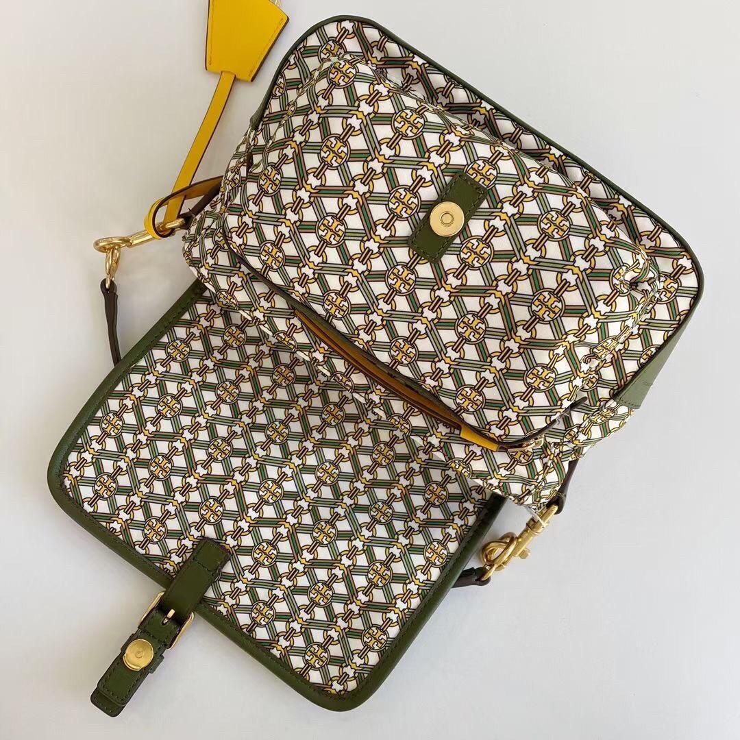 ของแท้ 💯% Tory Burch Piper Printed Crossbody 74656 กระเป๋าถือ สะพายข้างหรือ Crossbody ได้ ด้านในโล่งมี1ช่องซิป และ1ช่องใส่ของจุกจิก ซับในผ้าสวยหรู มีช่องซิปใส่ของด้านนอก