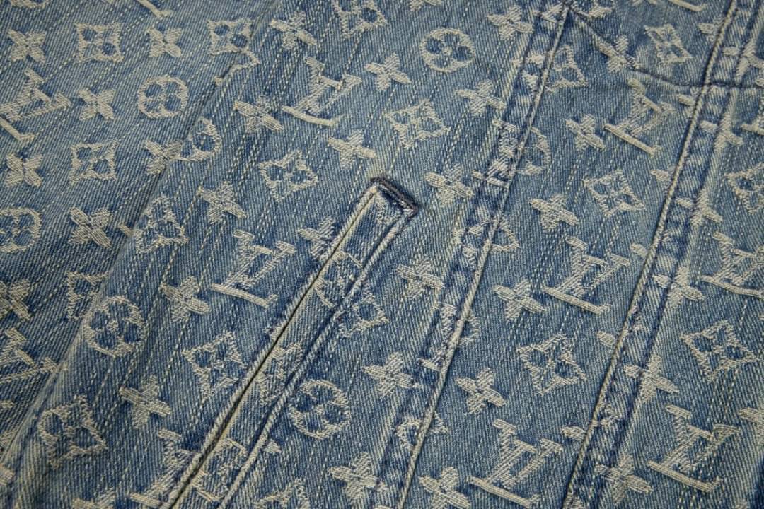 LV Supreme Denim Jacket / Louis Vuitton jacket เกรดออริจินอล มีป้ายแท็กที่คอเสื้อ ใส่ได้ทั้งผู้หญิงผู้ชาย พร้อมส่งที่ไทย ภาพสินค้าถ่ายจากงานขายจริง ใช้งานต่างประเทศได้