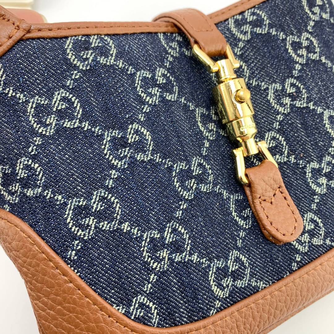 VIP GIFT 】หนังแท้ GUCCI Jackie 1961 mini shoulder bag กระเป่ารุ่นฮิตจาก Gucci ต้องบอกเลยว่าสำหรับสาวๆหลายคนนั้น ที่ชื่นชอบ หรือเป็นสาวกกลับแบรนด์อย่าง Gucci ต้องบอกเลยนะว่าสำหรับรุ่นนี้ห้ามพลาดไปทีเดียว บอกว่าได้เป็นตำนานควาวินเทจได้อย่างดี โดยขนาดของตัวก