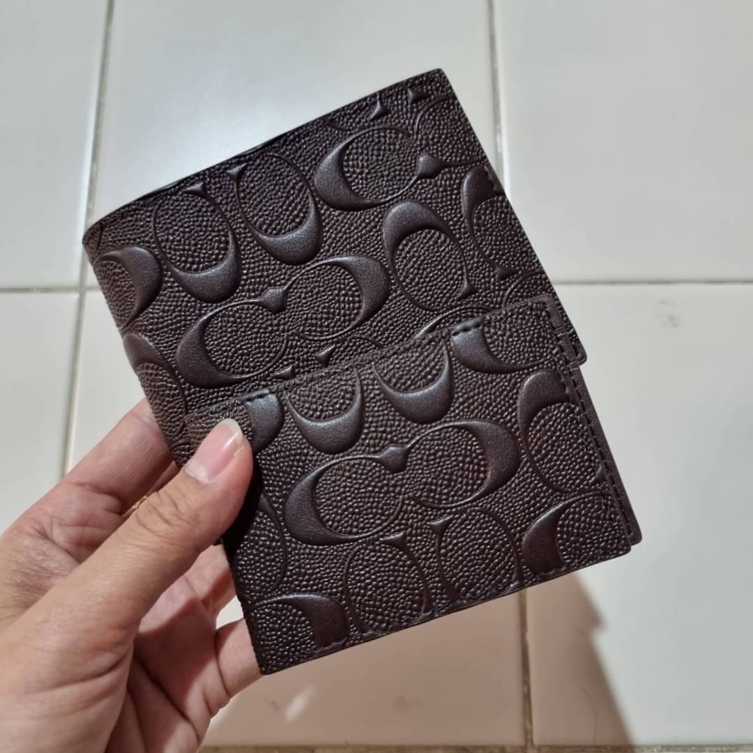 COACH 75371 COMPACT ID WALLET IN SIGNATURE CROSSGRAIN LEATHER กระเป๋าสตางค์ผู้ชาย ลาย c นูนเต็มใบ หนัง crossgrain อีกรุ่นที่ยอดขายไม่เคยตก 🤑🤑 ใบจริงดูผู้ดี ดูแพง!! ภายในมีช่องใส่บัตรได้เยอะ ใส่ธนบัตรได้ทุกใบ ซื้อให้คุณหนุ่มๆรับรองประทับใจไ