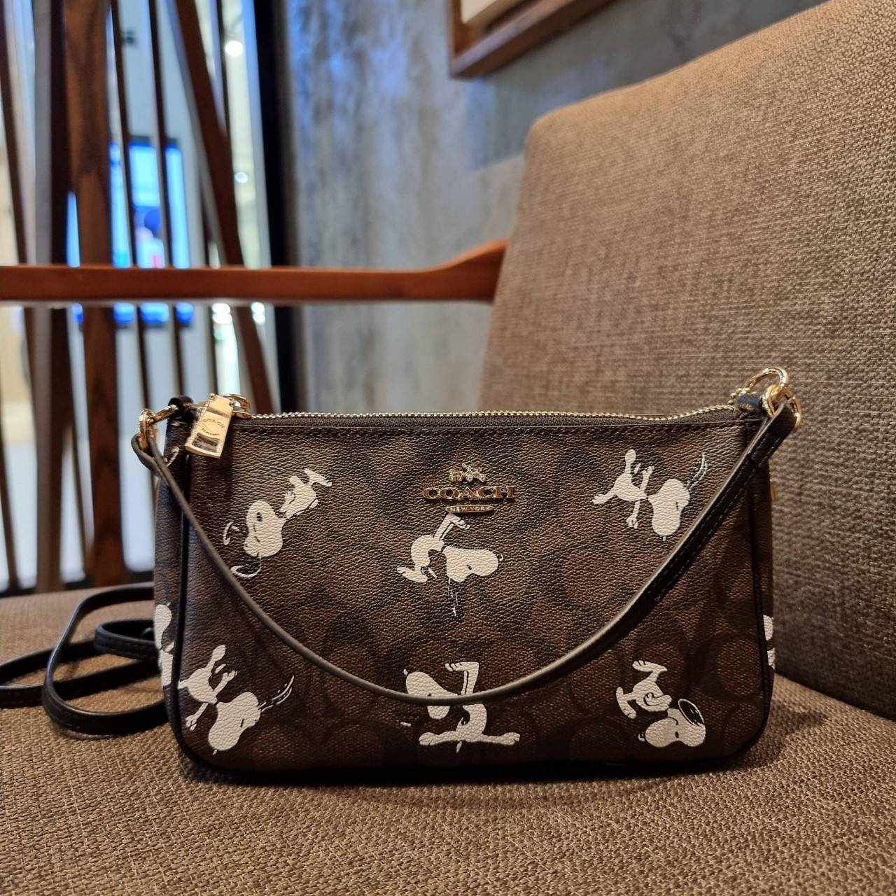 COACH F36674 TOP HANDLE POUCH IN SIGNATURE WITH SNOOPY PRINT คอลเลคชั่นใหม่ ในสไตล์พอช มาให้ช้อปก่อนใครในไทยจ้า น่ารักน่าใช้ไปอีกกับกระเป๋าสะพายทรงฮิตตลอดกาล ด้วยดีไซน์ที่ออกมาให้ใช้งานได้ง่าย ขนาดกำลังเหมาะ วัสดุแคนวาสทนทาน ดีไปหมดขนาดนี้!! คุณลูกค้าถึงส