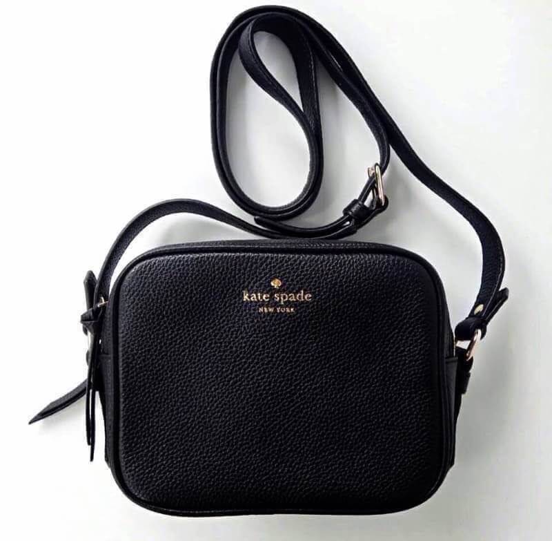 Kate Spade New York Mini Leather Shoulder Bag กระเป๋าสะพายขนาดมินิหนังสวยหรูอยู่ทรงด้านหน้าประดับโลโก้เเบรนด์สีทอง มาพร้อมหัวซิปพู่หนัง และสายสะพายยาวปรับระดับได้ ภายในมีโลโก้ ช่องซิป ช่องใส่ของ ใส่กระเป๋าสตางค์ มือถือ iphone ของจุกจิกได้เยอะ สะพายข้างหรื