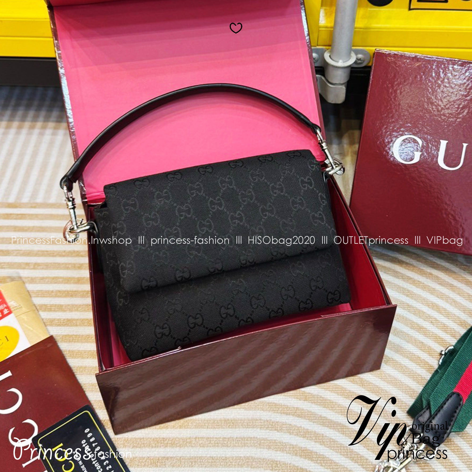 GUCCI GG canvas small crossbody bag กระเป๋าสะพายทรงใหม่เรียบง่าย ที่สุดของความคลาสสิค ด้านหลังมีช่องเก็บแต่งหนังปั้มแบรนด์สวยหรูโดดเด่น เป็น Unisex ใช้งานได้ทั้งชายหญิง