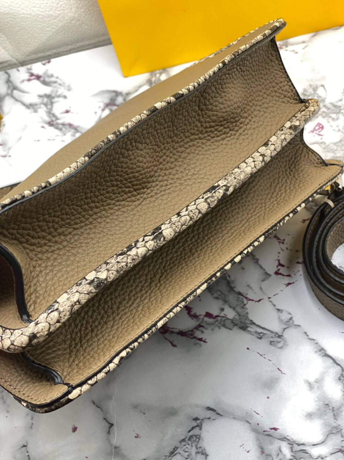 FENDI Capsule Collection Size 27cm กระเป๋าถือหรือสะพายข้างได้ หนังสวยมาก รูปแบบให้กลิ่นอายของความคลาสสิก หรูหรา มีคลาส การออกแบบที่โชว์ทั้งเอกลักษณ์ของแบรนด์และความมีสไตล์ ใช้งานง่าย จะถือหรือสะพายก็คล่องตัวทุกรูปแบบเลยค่ะ ใบจริงสวยมาก ไม่ควรพลาดด้วยประกา