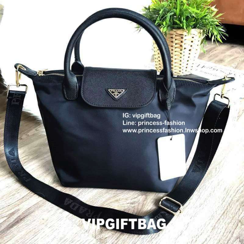 PRADA NYLON BAG WITH ZIP VIP GIFT WITH PURCHASE กระเป๋าถือหรือสะพายสไตล์ Longchamp GWP พรีเมี่ยมกิ้ฟจากเคาน์เตอร์แบรนด์ Limited edition วัสดุ Nylon เนื้อหนาคุณภาพดีตามแบบฉบับแบรนด์ด้านหน้าประดับโลโก้หรู เปิดปิดด้วยฝาปิดและซิป ภายใน Polyester 100% มีโลโก้ 