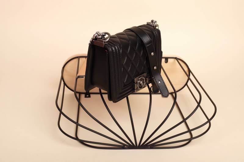 รุ่นขายดีที่สุด!!!! KEEP Quited Boy Bag กระเป๋า ทรง boy style KEEP LOOK Cool มากๆ เลยน๊าใบนี้ ไม่มีถือว่า Out มากๆ 💘ตัวกระเป๋าอยู่ทรง ทำจากหนังแกะสังเคราะห์นิ่ม-ตึงสวย สายโซ่ มีที่รองไหล่ สะพายสบายคะ สายปรับ สั้น ยาวได้คะ ใบนี้ ไม่ต้องพูดถึงความสว