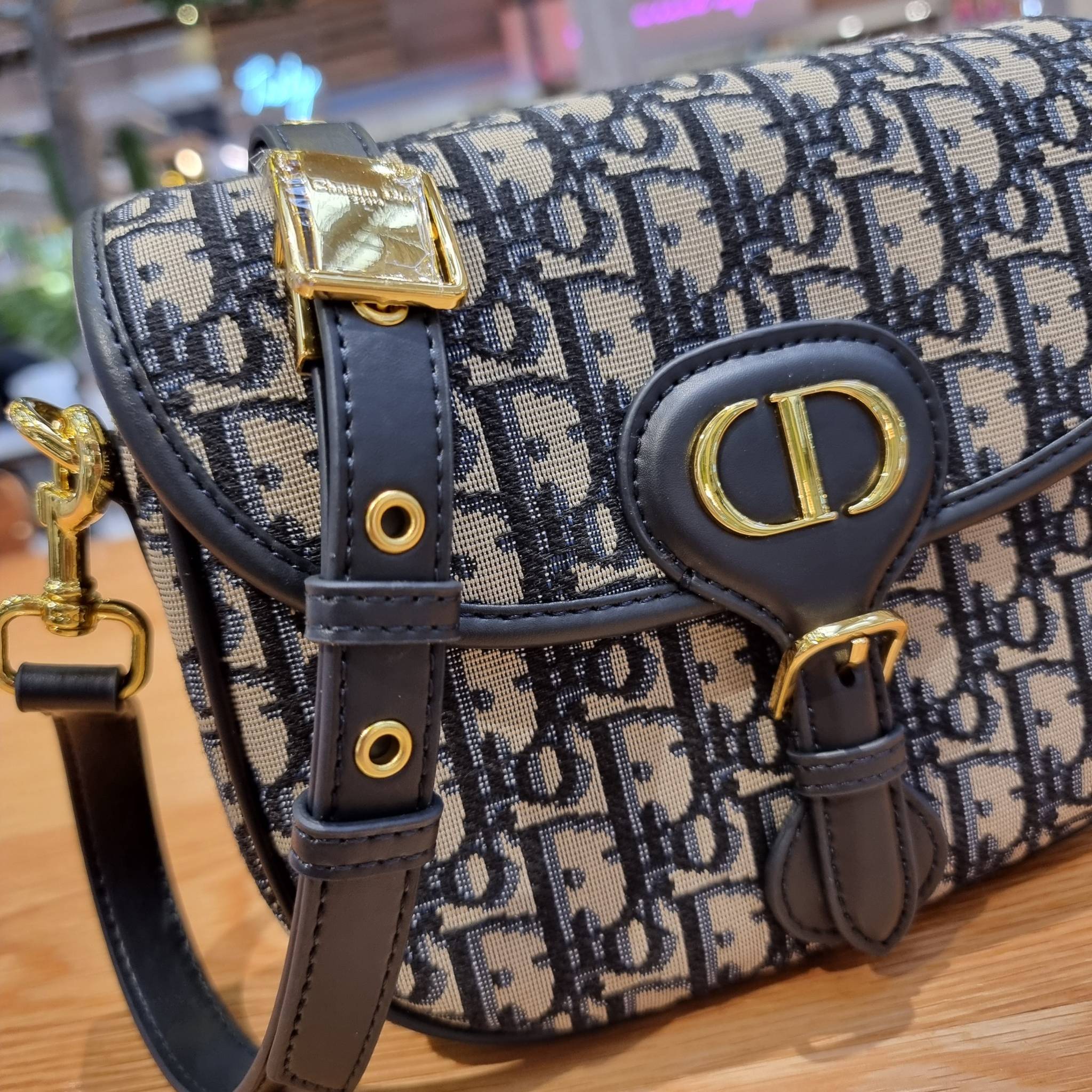 DIOR CD MEDIUM BOBBY BAG กระเป๋าสะพายข้างพรีเมี่ยมกิ๊ฟทรงสวย ดีไซน์ย้อนยุค เป็นเอกลักษณ์ไม่เหมือนใคร เปิด-ปิดด้วยกระดุมแม่เหล็ก ใช้งานง่าย อะไหล่ทองดูหรู ภายในเป็นช่องโล่ง มาพร้อมสายสะพาย crossbody ถอดออกได้ ปรับได้ จะถือเป็นคลัทช์ออกงานก็ได้ สะพายไปทำงาน