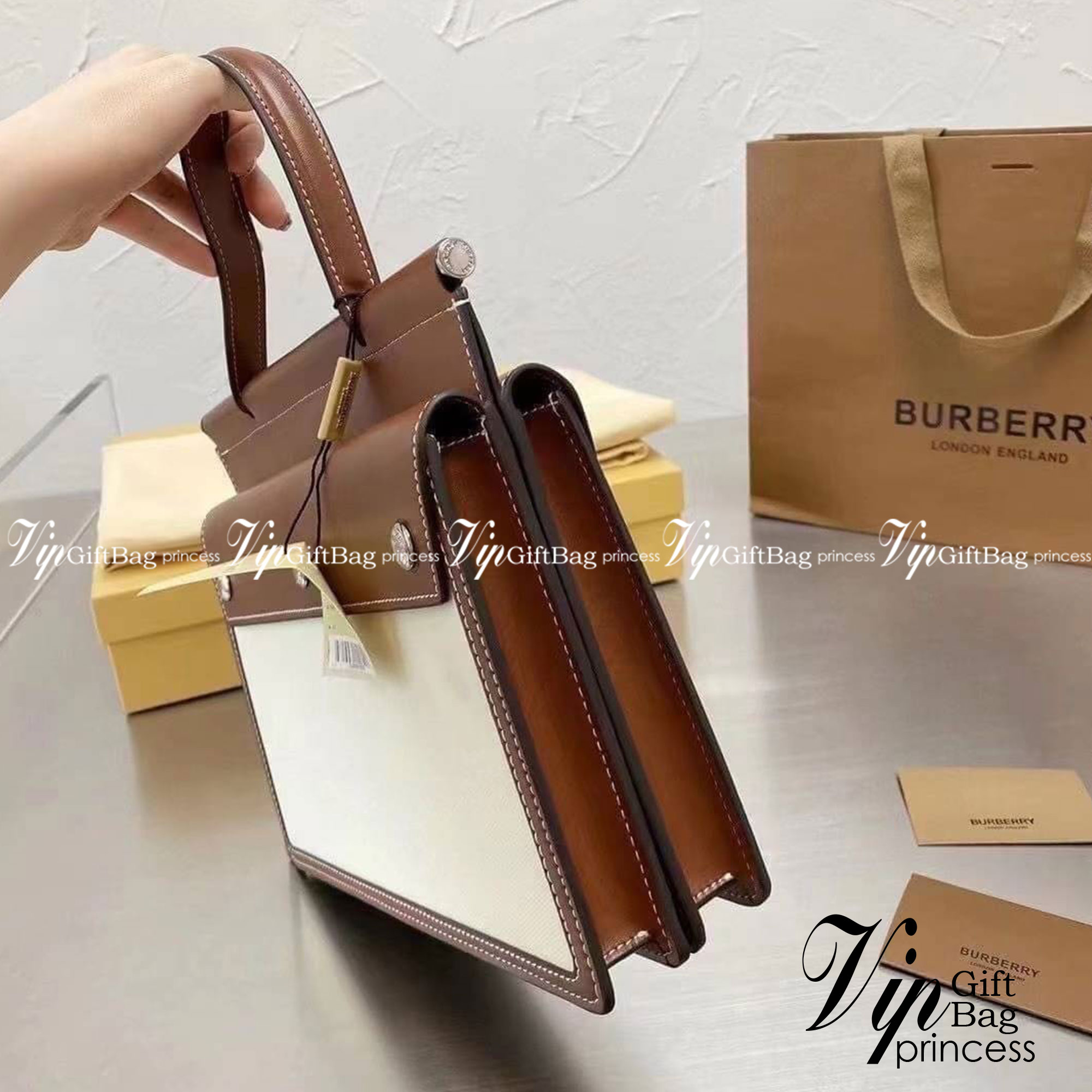 BURBERRY Horseferry Print Title Bag with Pocket Detail กระเป๋าสะพายโทนสีผู้ดี ดีต่อใจ ใบใหญ่กำลังดี จุของได้เยอะ ยิ่งใช้ หนังยิ่งสวย สายยาวถอด หยิบใช้ได้ทุกวัน ทุกโอกาสเลยคร้าาา งานจริงสวยคุ้มเกินราคา